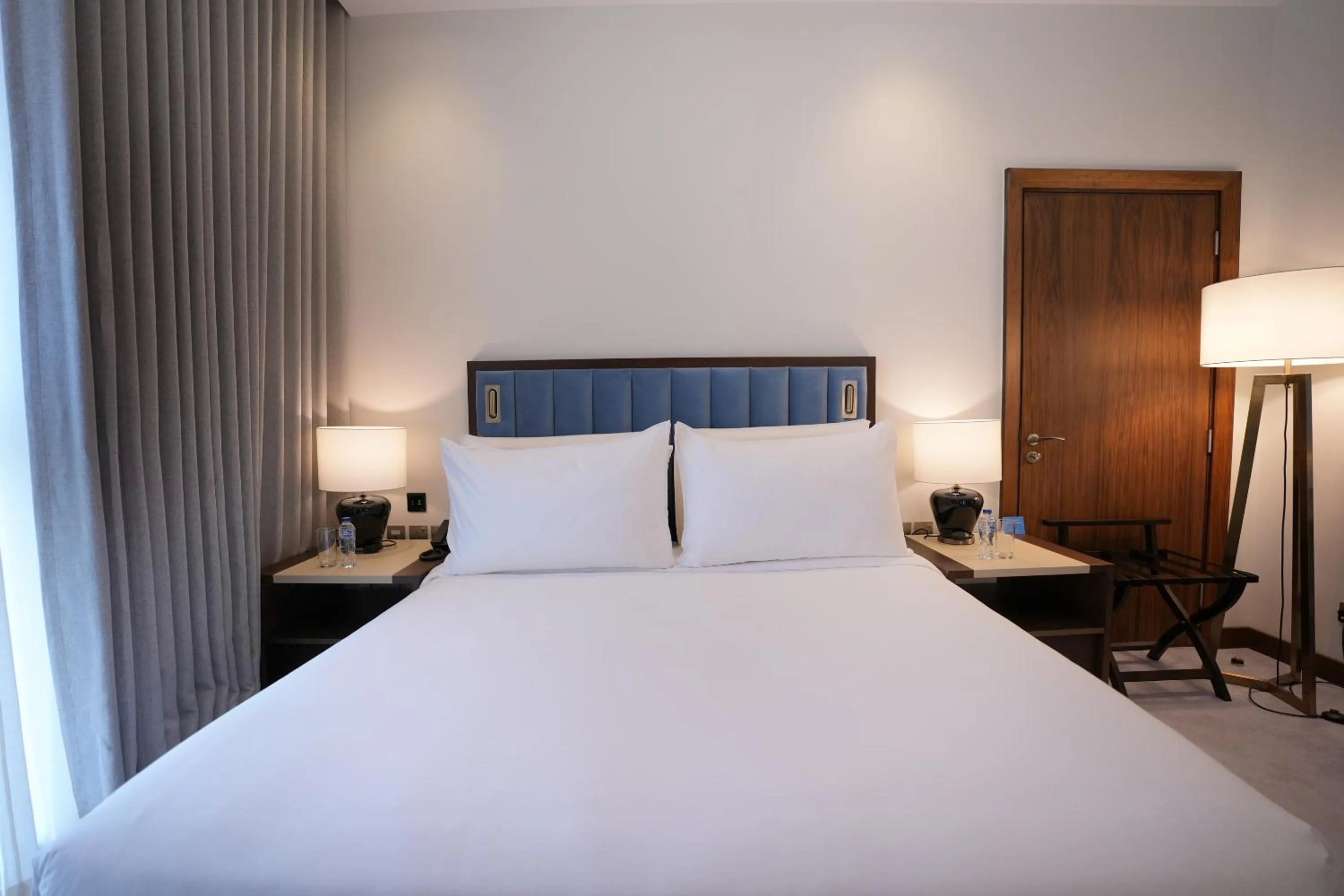 Bedroom, Bed in Peninsula Worth Hotel