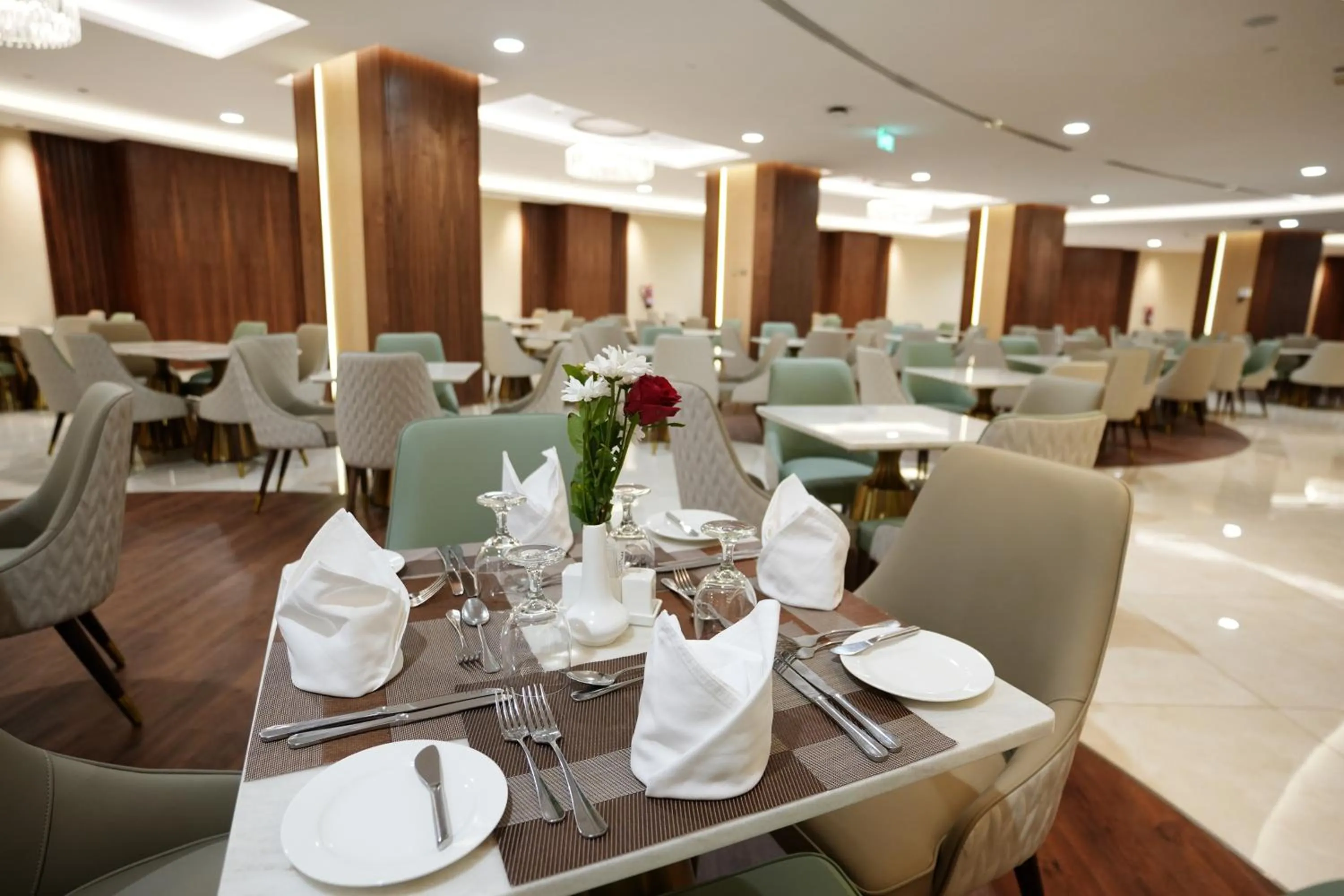 Restaurant/places to eat in Peninsula Worth Hotel