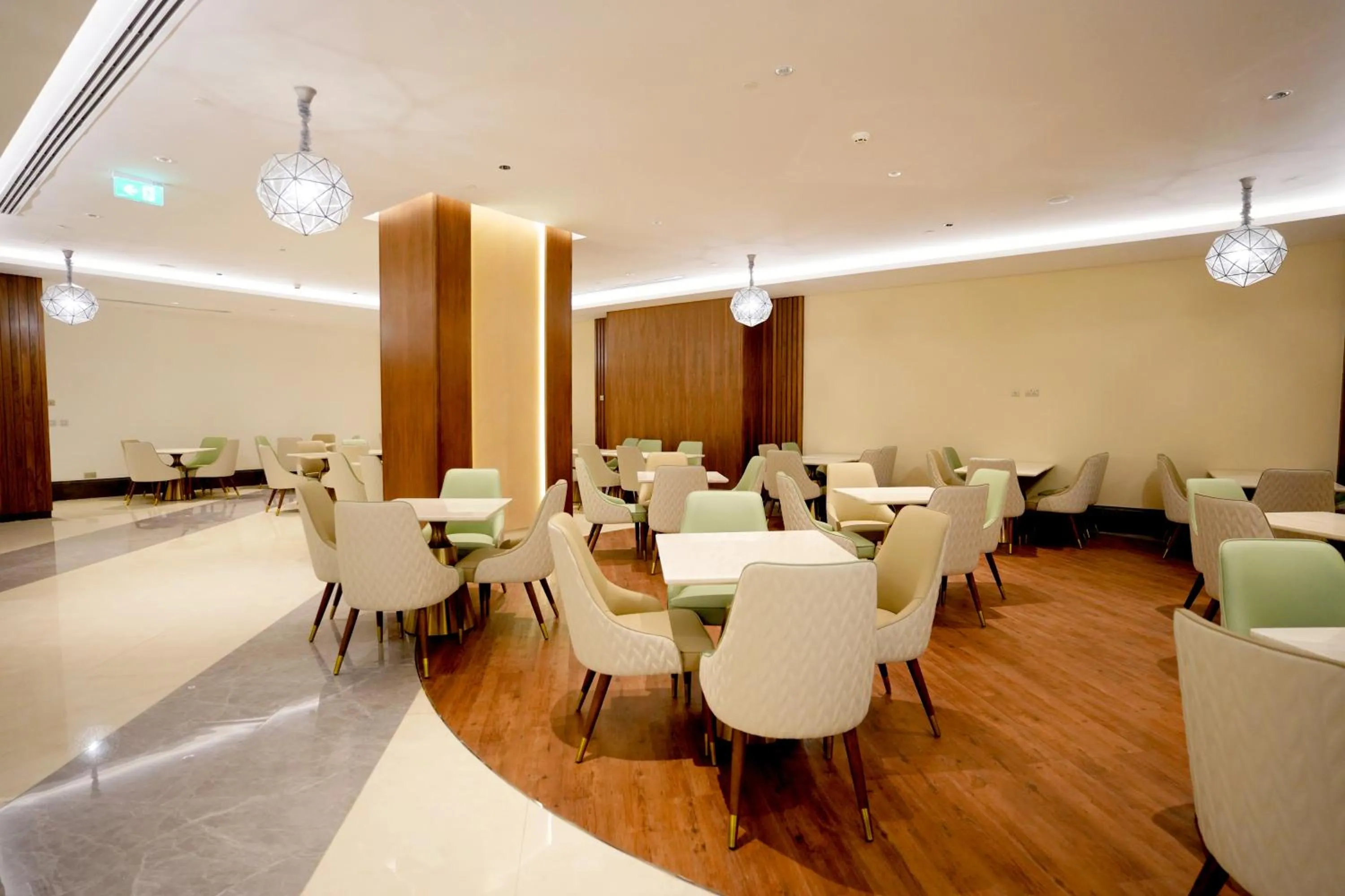 Restaurant/places to eat in Peninsula Worth Hotel