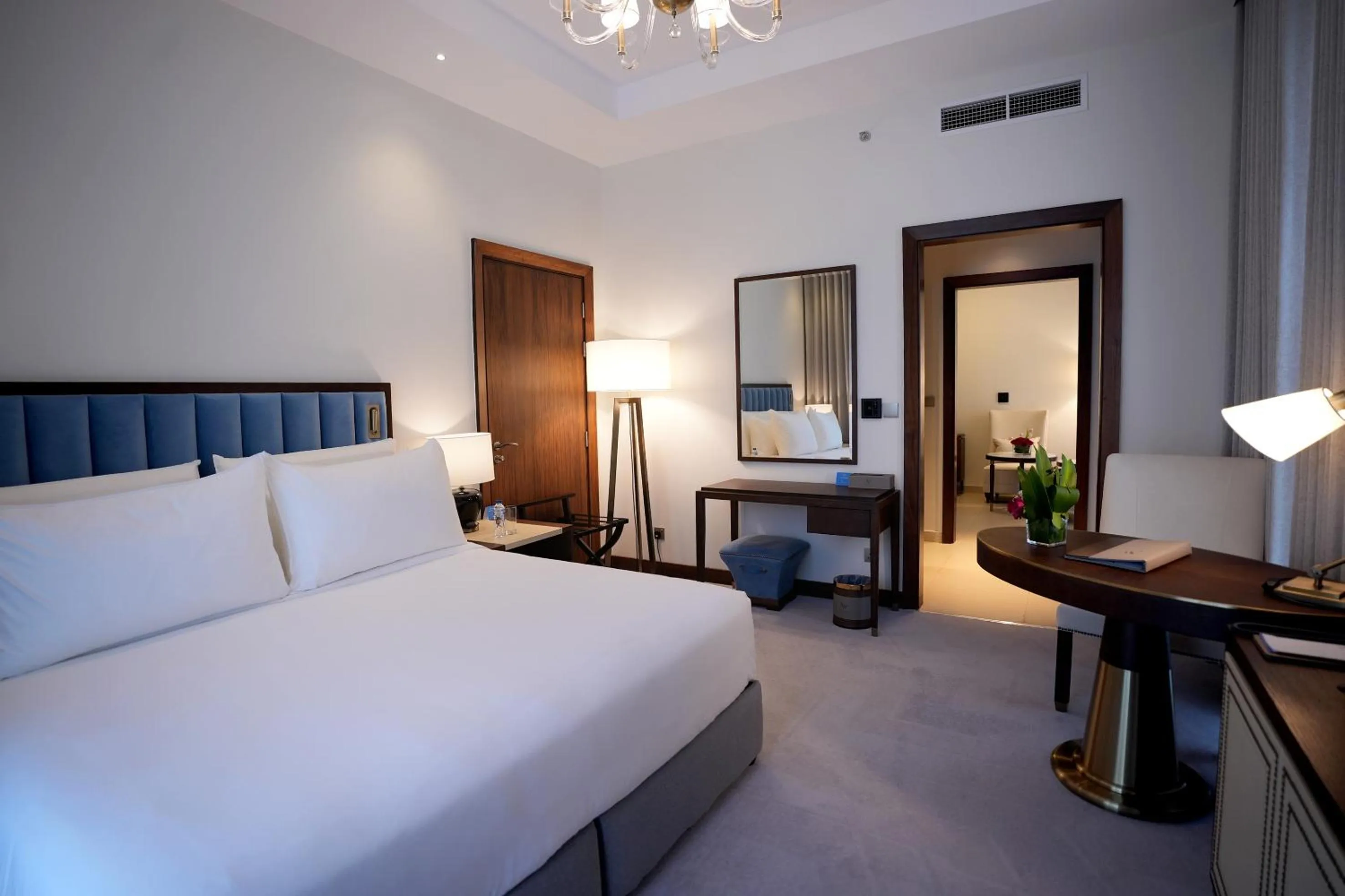 Bed in Peninsula Worth Hotel