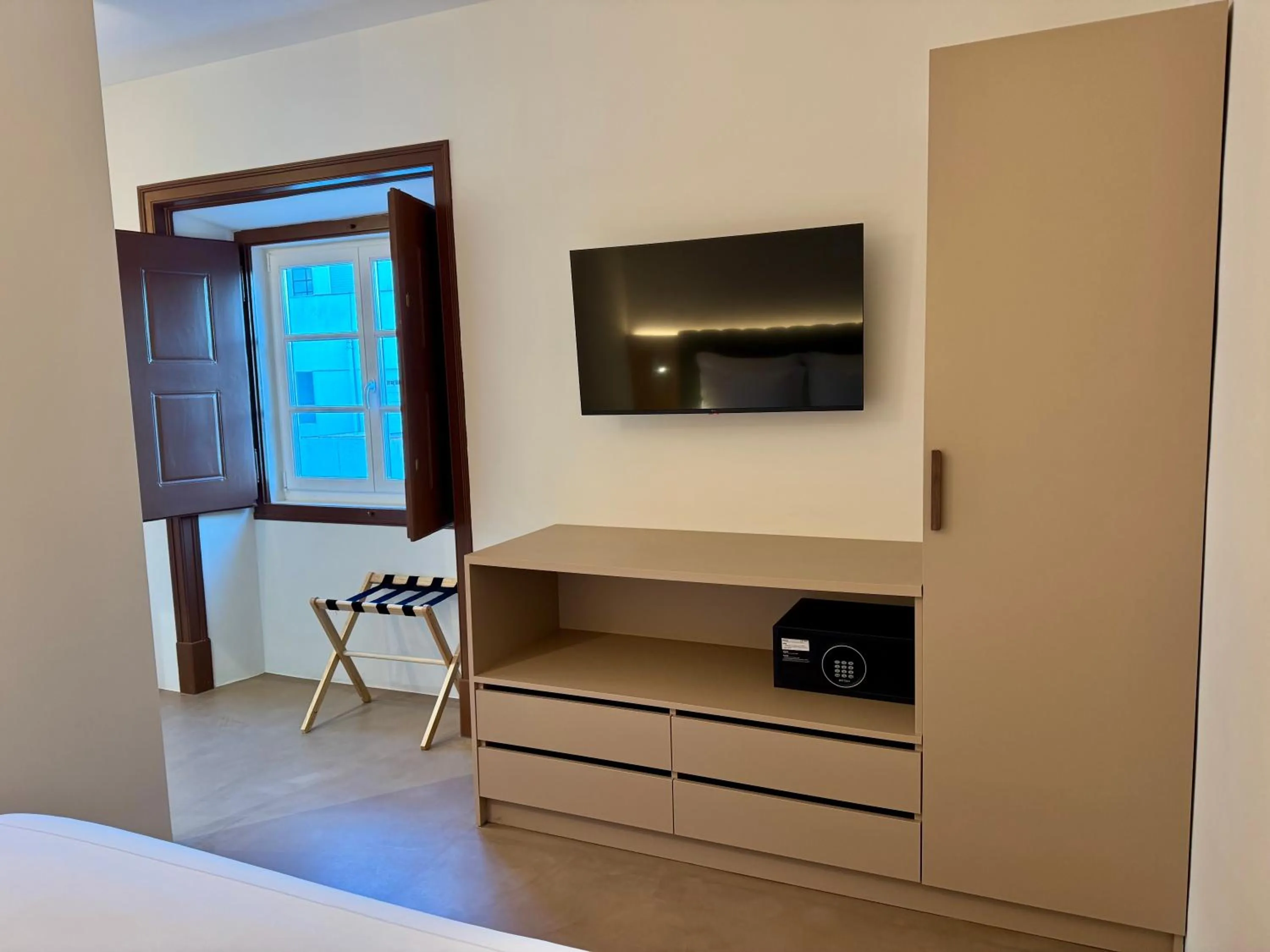 wardrobe, Bed in CICIOSO boutique hotel