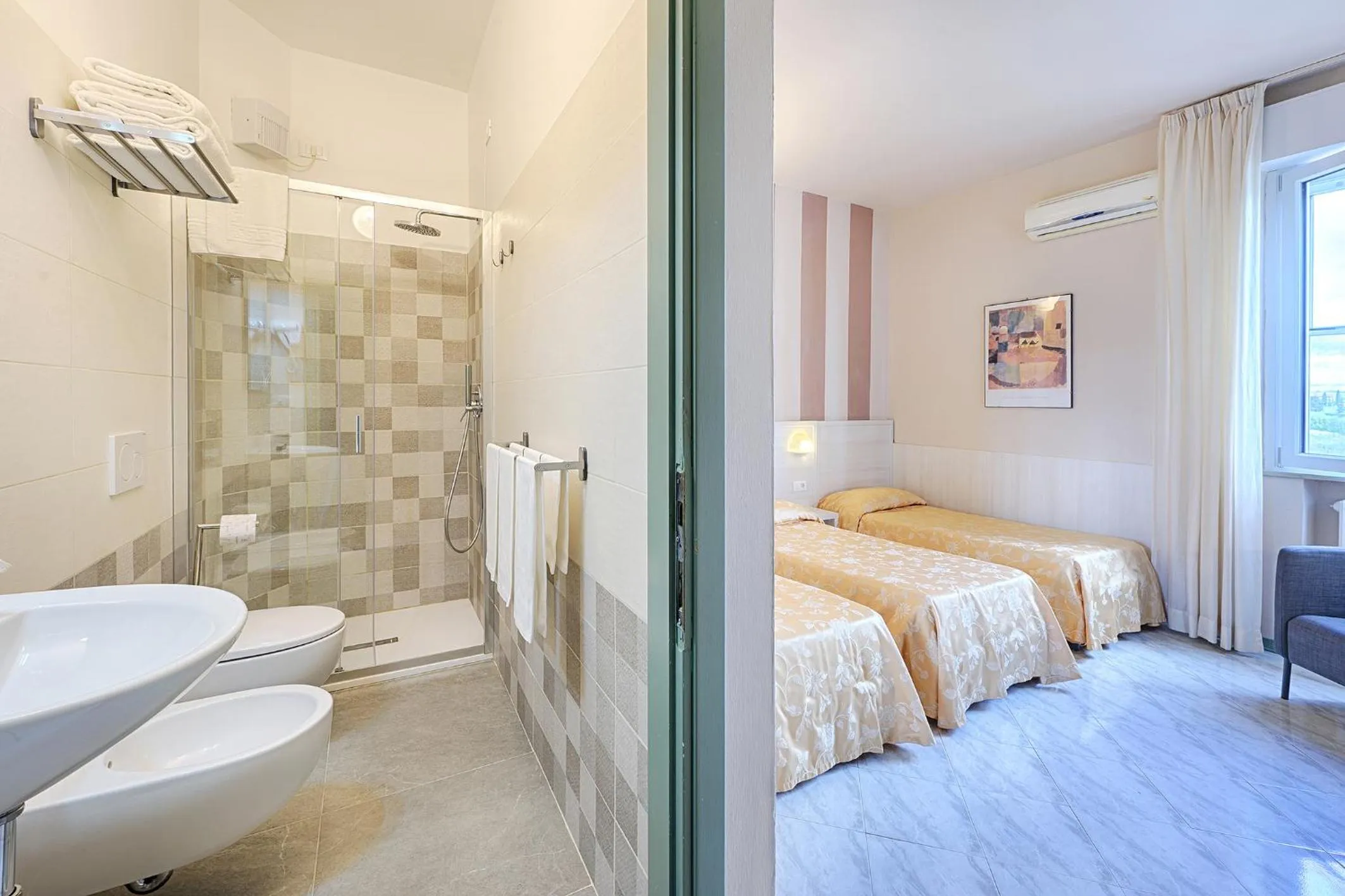 Bathroom, Bed in Hotel Castello