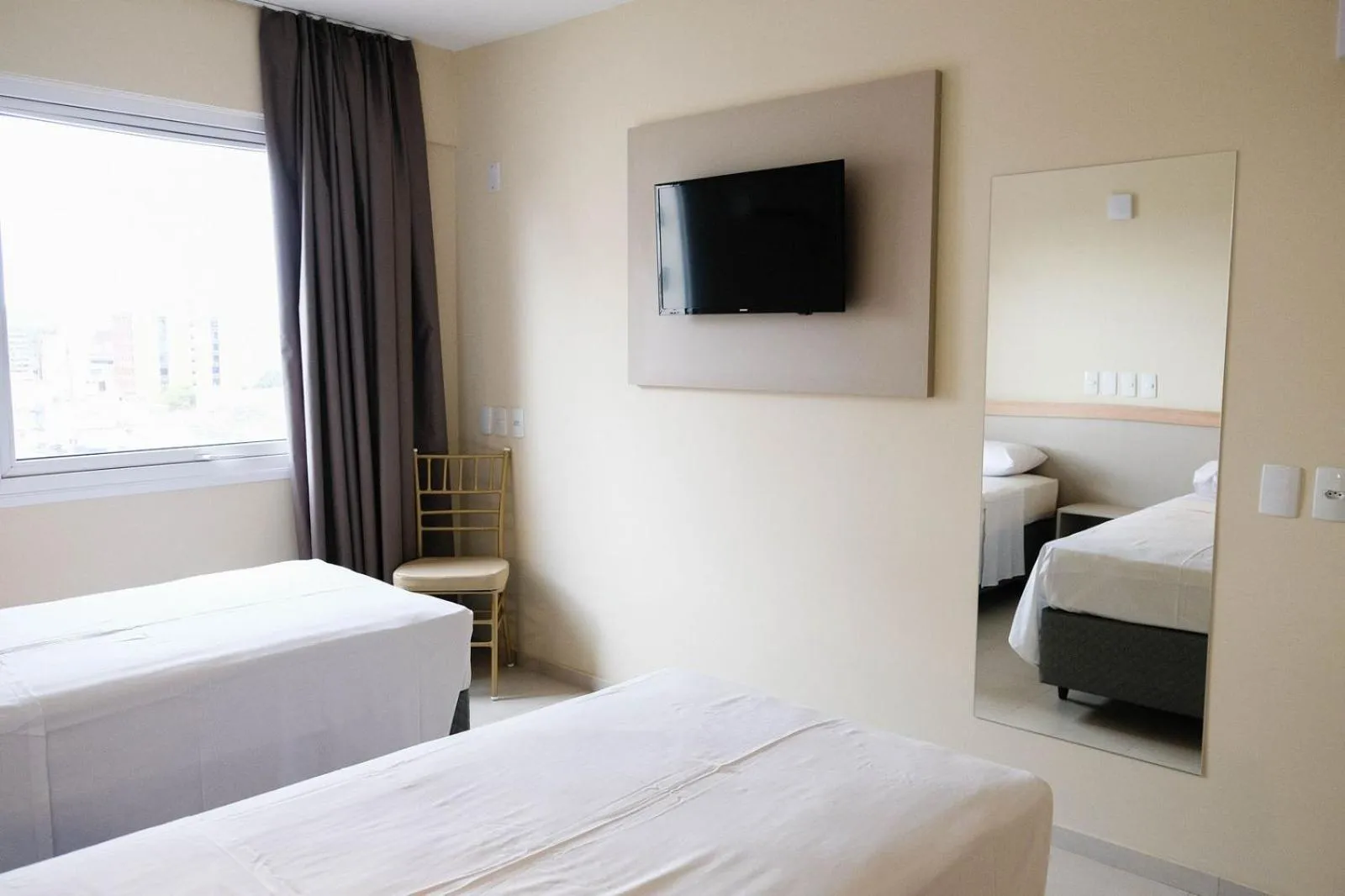 Photo of the whole room, Bed in Klein Ville Marquês