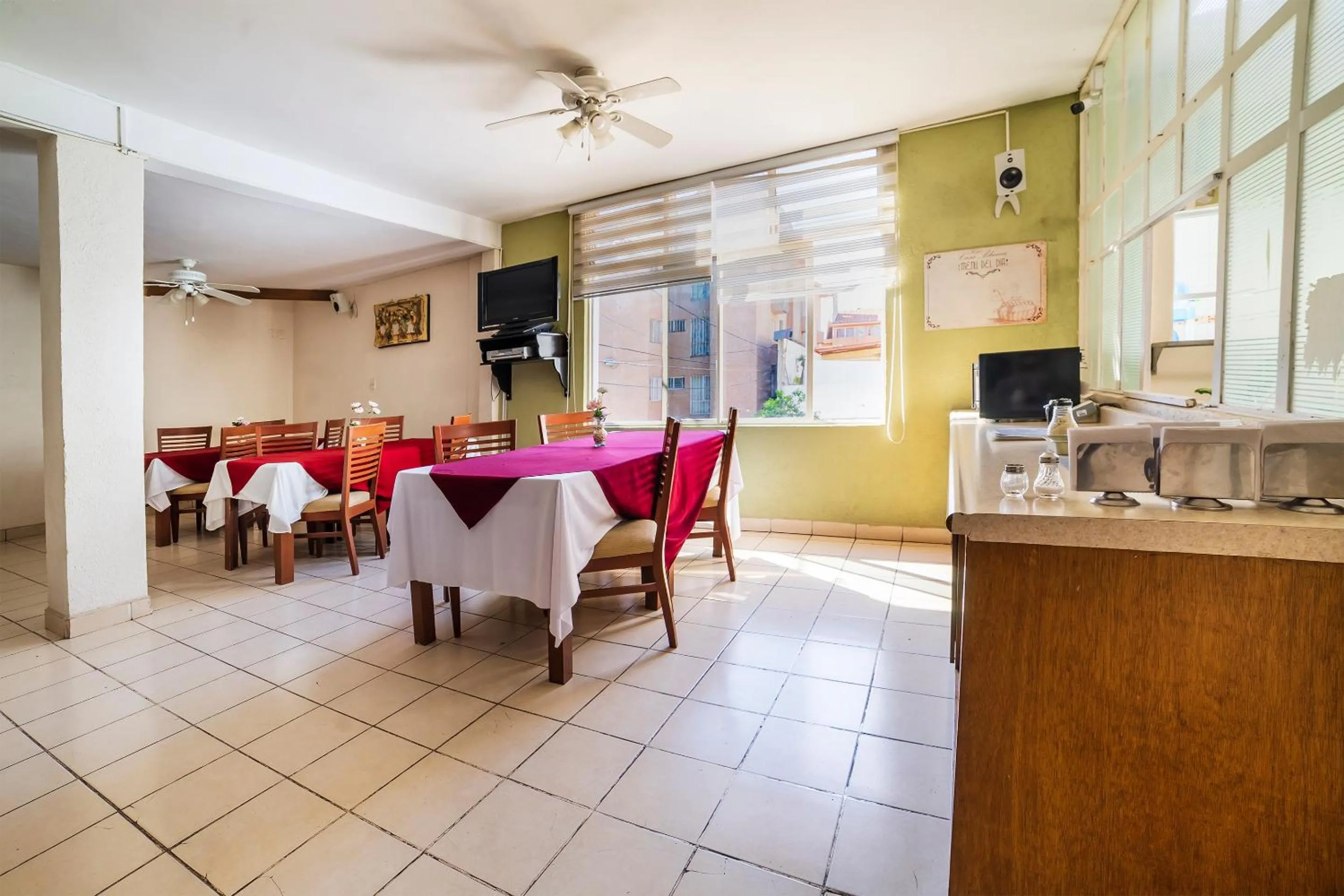 Restaurant/places to eat in Capital O Hotel Casa Blanca