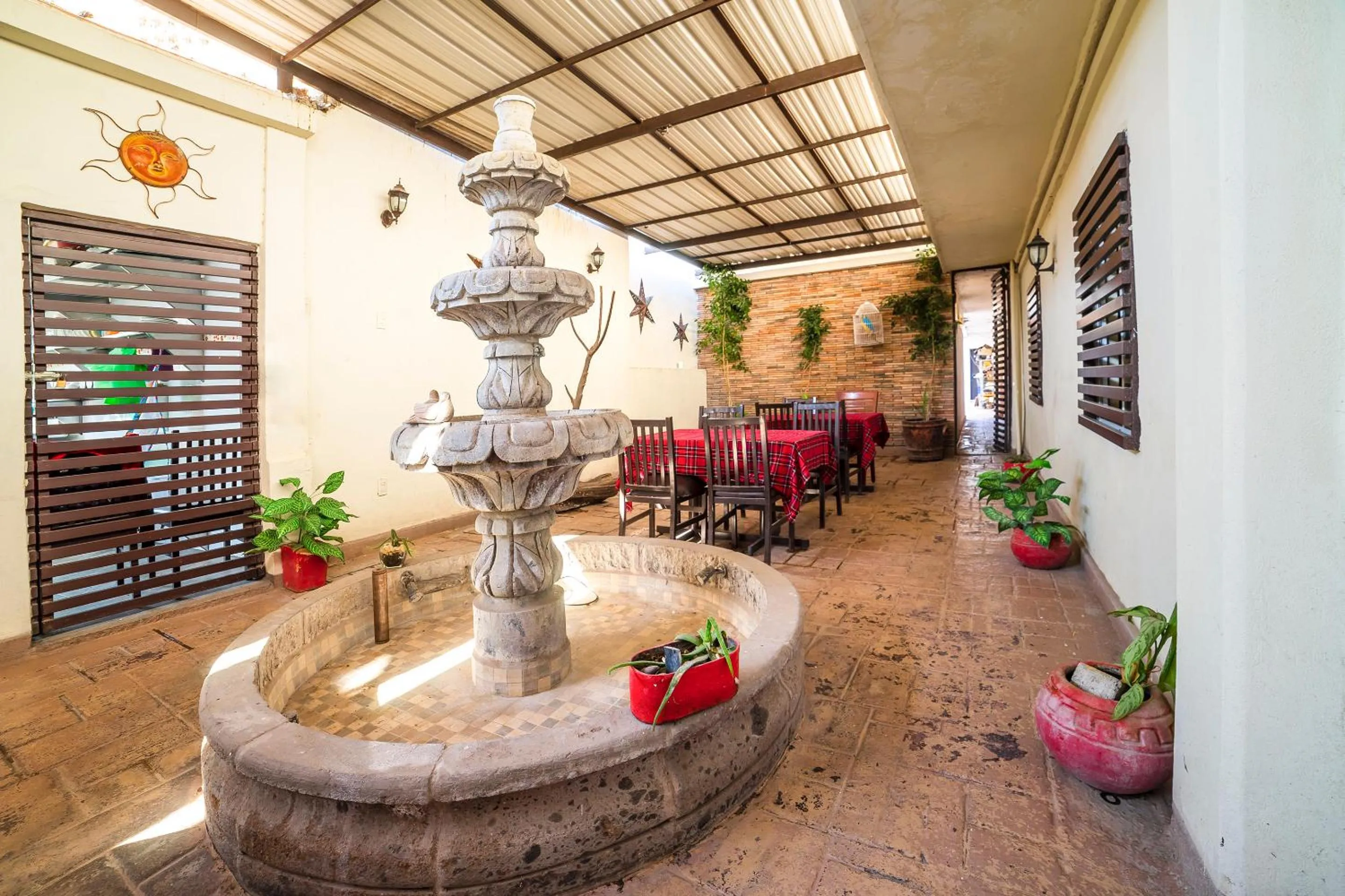 Restaurant/places to eat in Capital O Hotel Casa Blanca