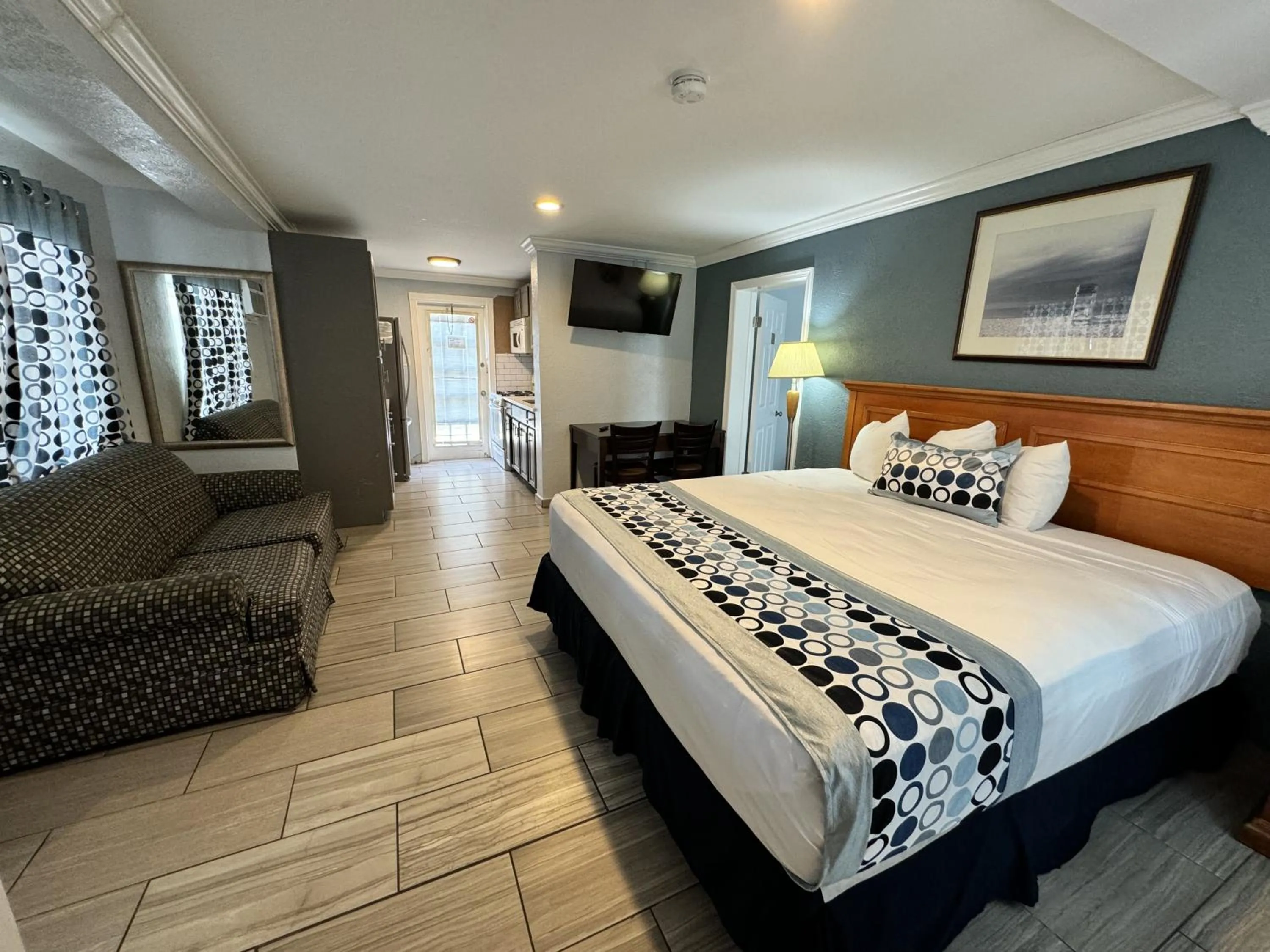 Bedroom, Bed in Sunset Beach Hotel