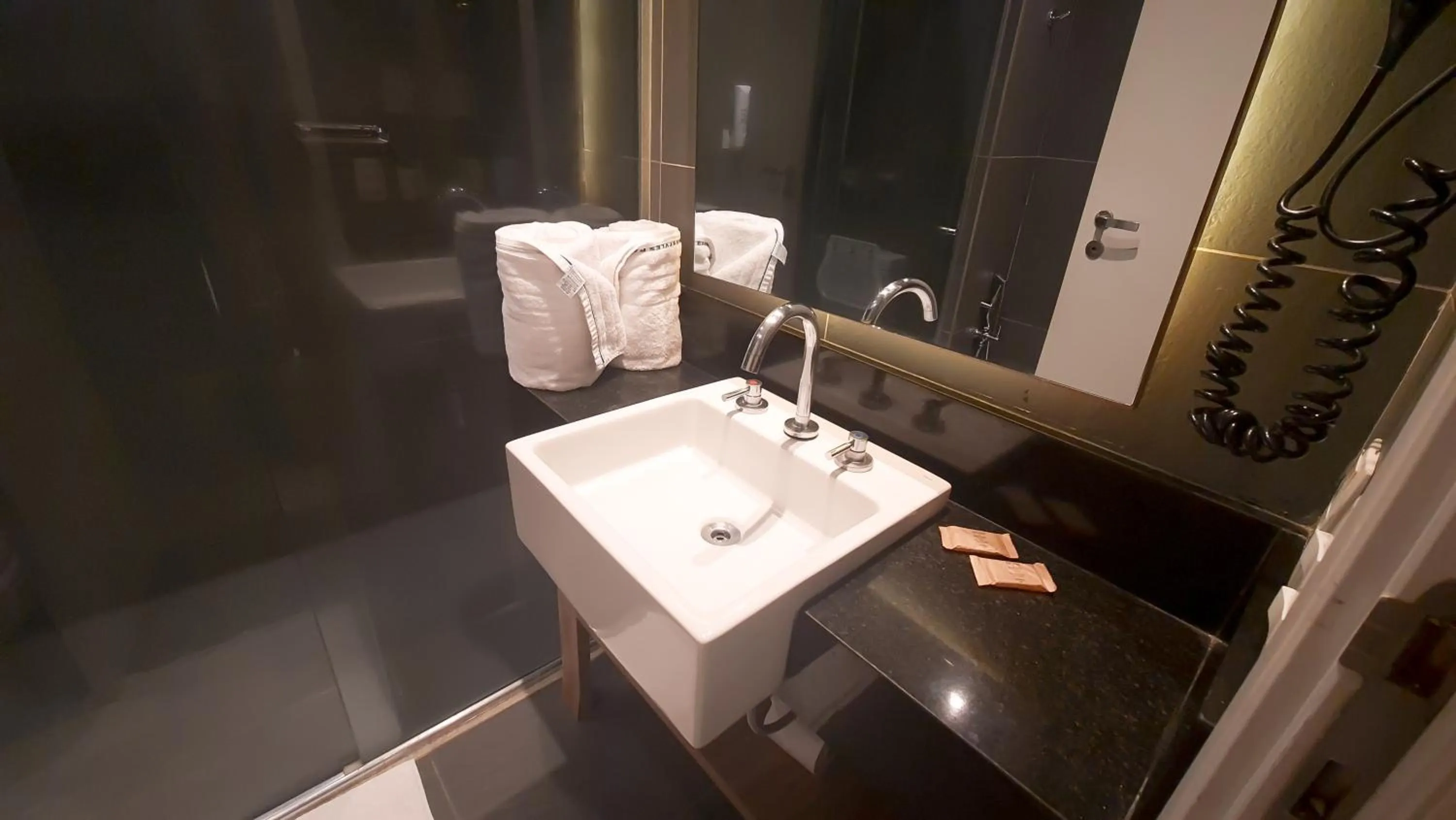 Bathroom in ibis Styles Parauapebas