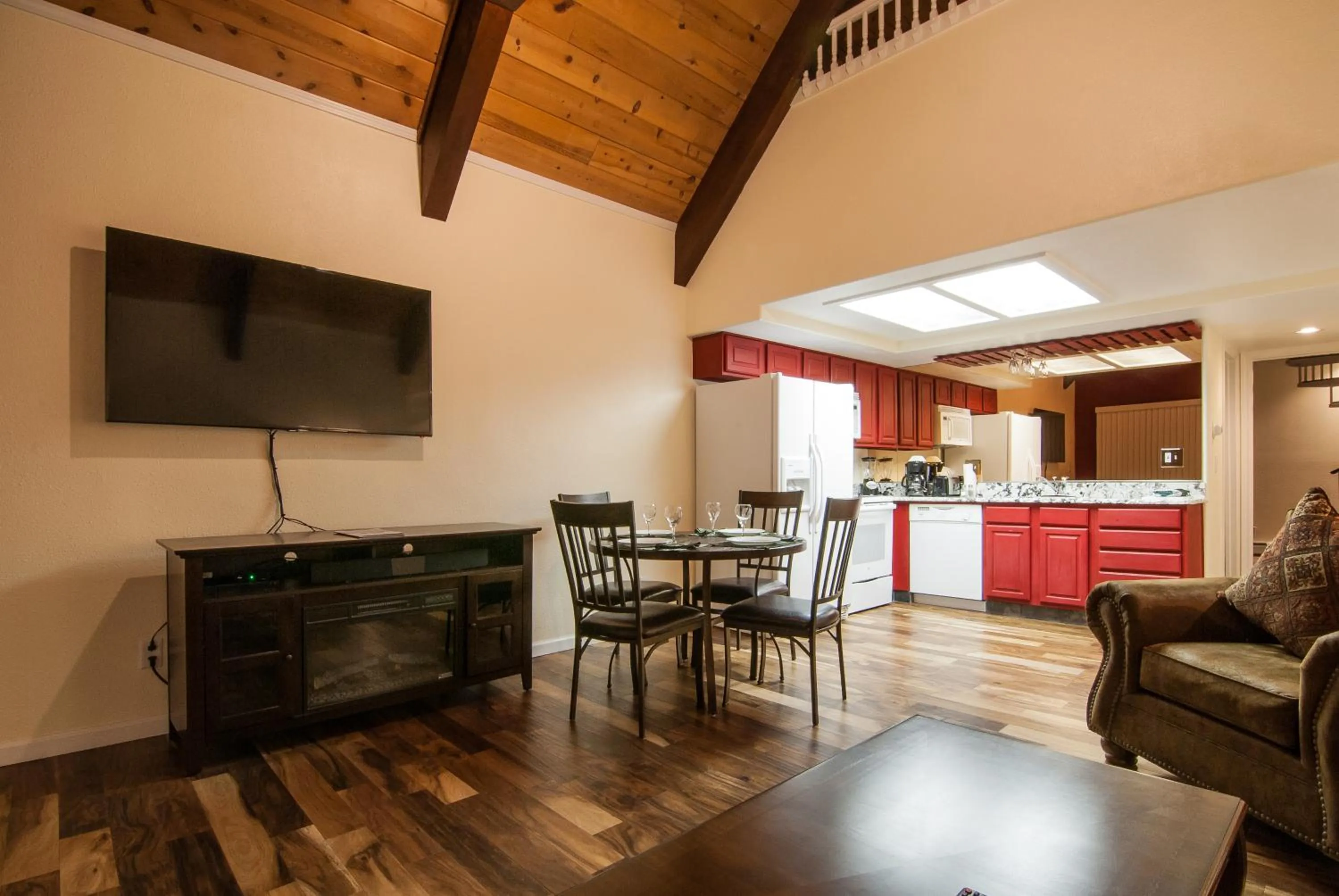 TV and multimedia in North Lake Lodges & Villas