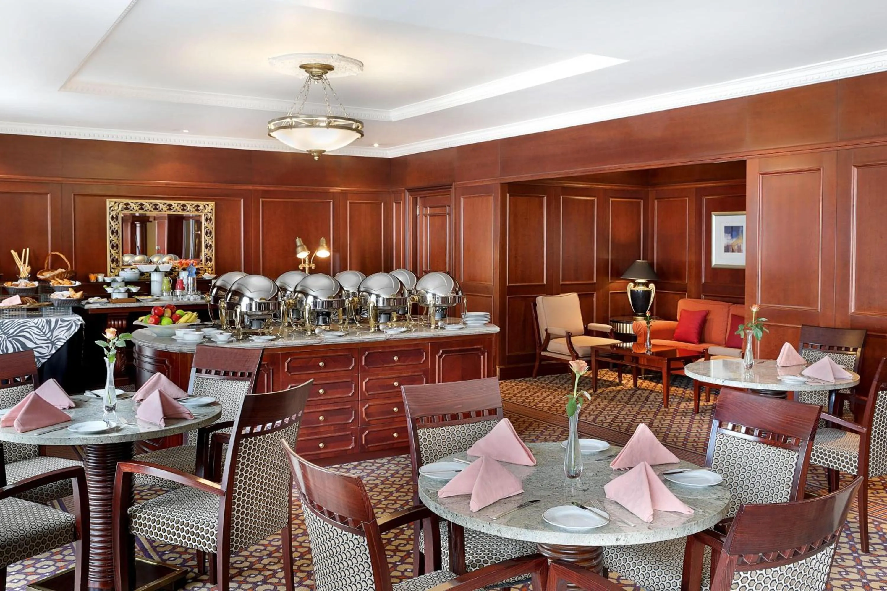 Lounge or bar in Sheraton Addis, a Luxury Collection Hotel, Addis Ababa