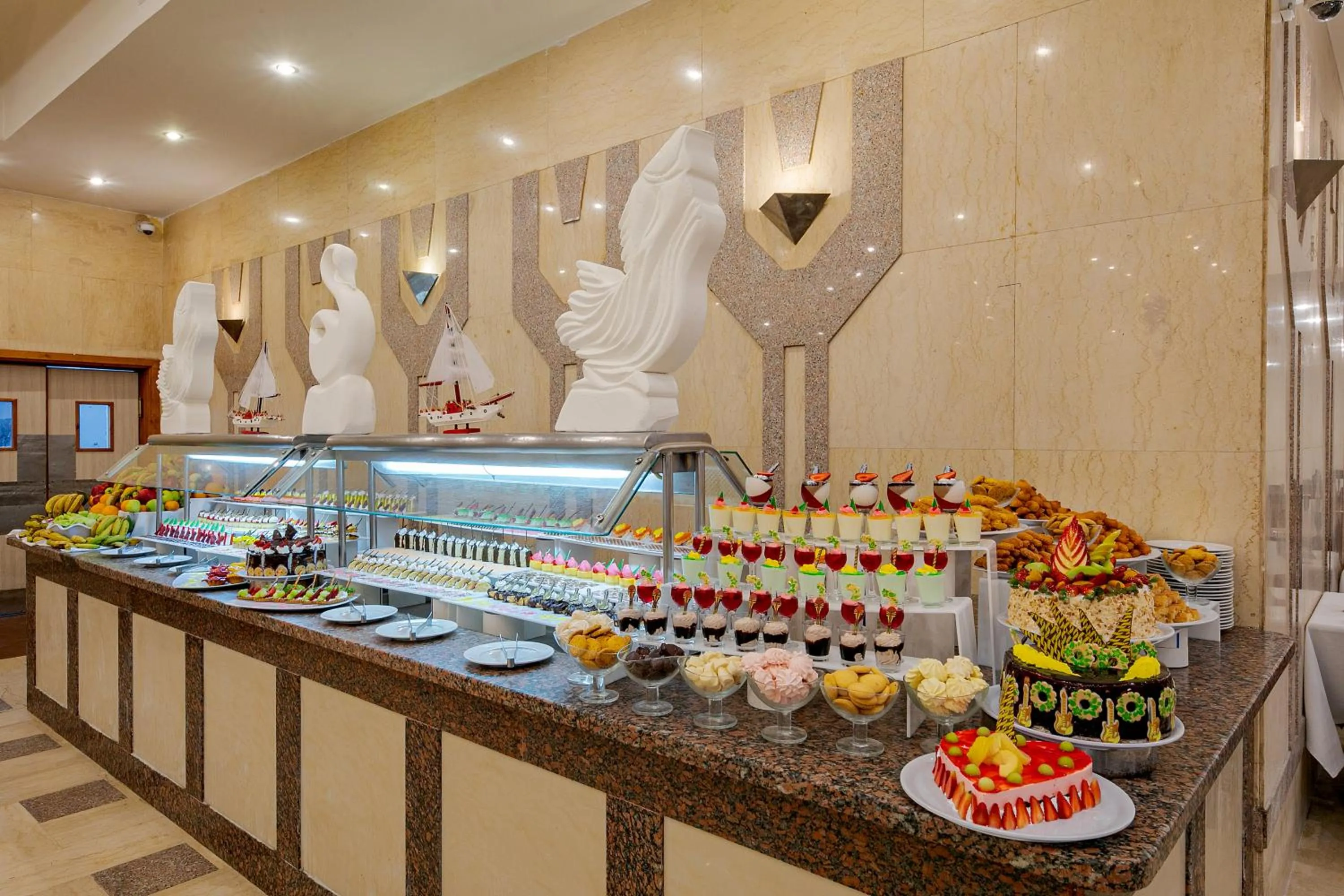 Food and drinks in Marlin Inn Azur Resort