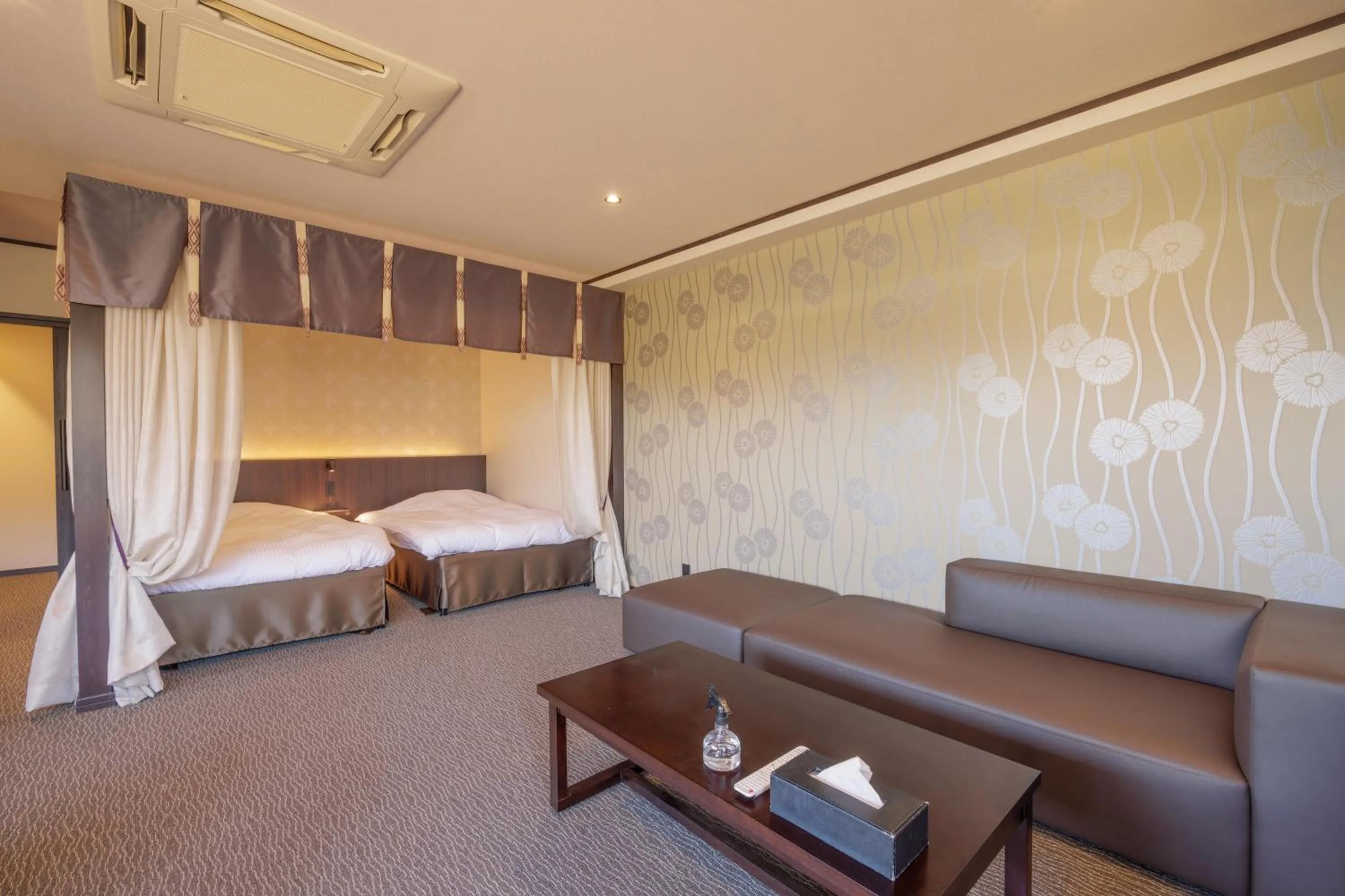 Photo of the whole room, Bed in Saiou no Miya