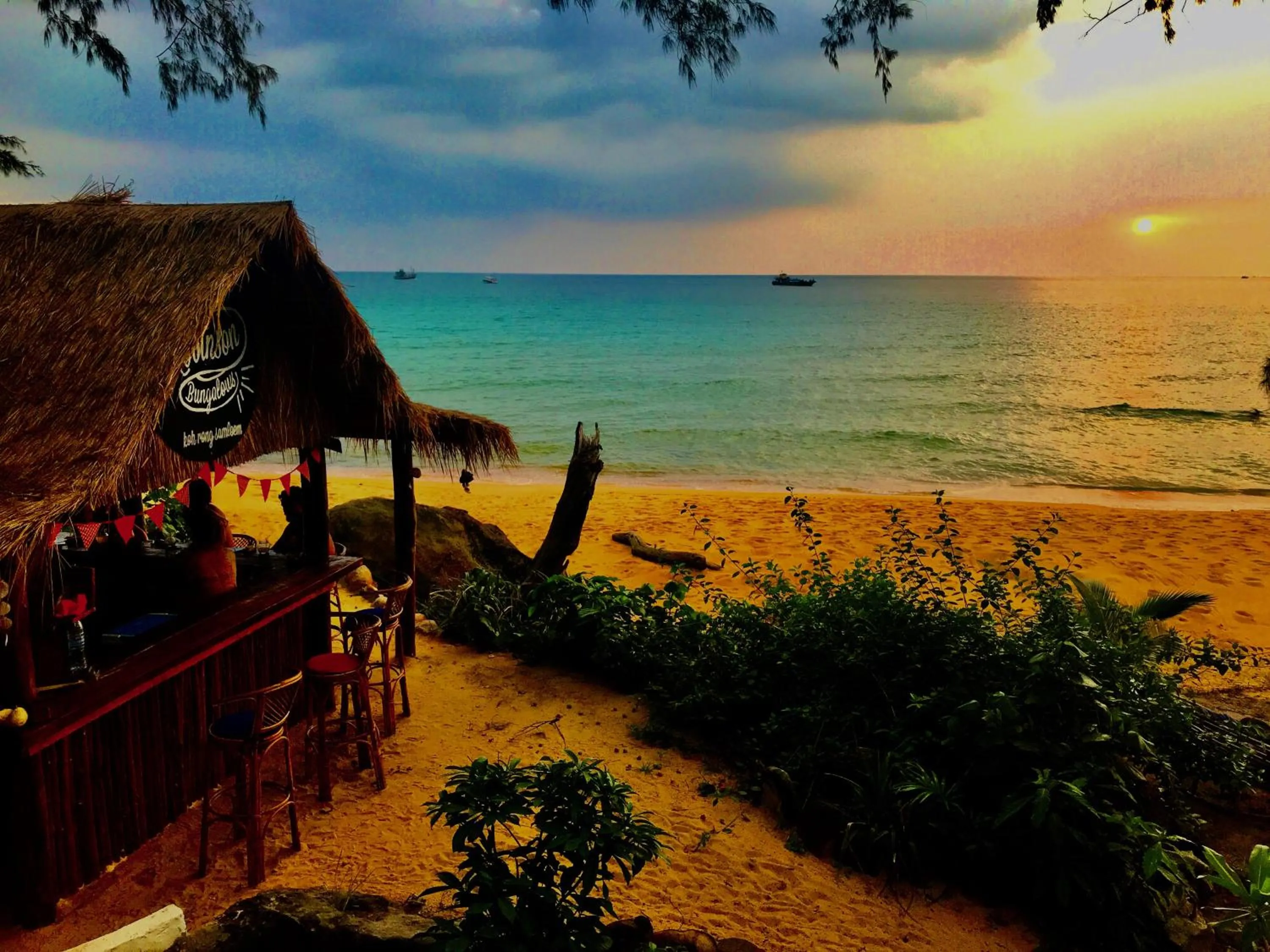 Lounge or bar in Robinson Bungalows