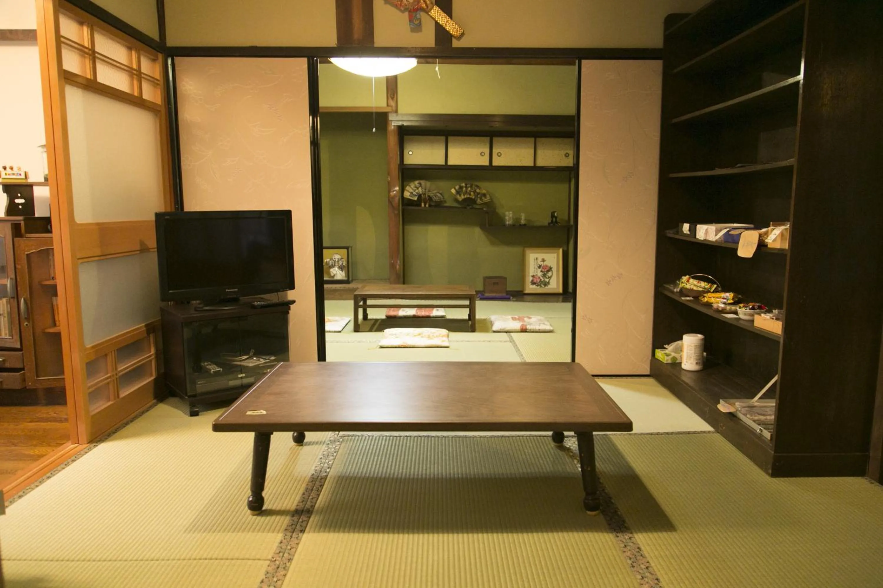 Communal lounge/ TV room in Female-Only Guesthouse Tomari-ya