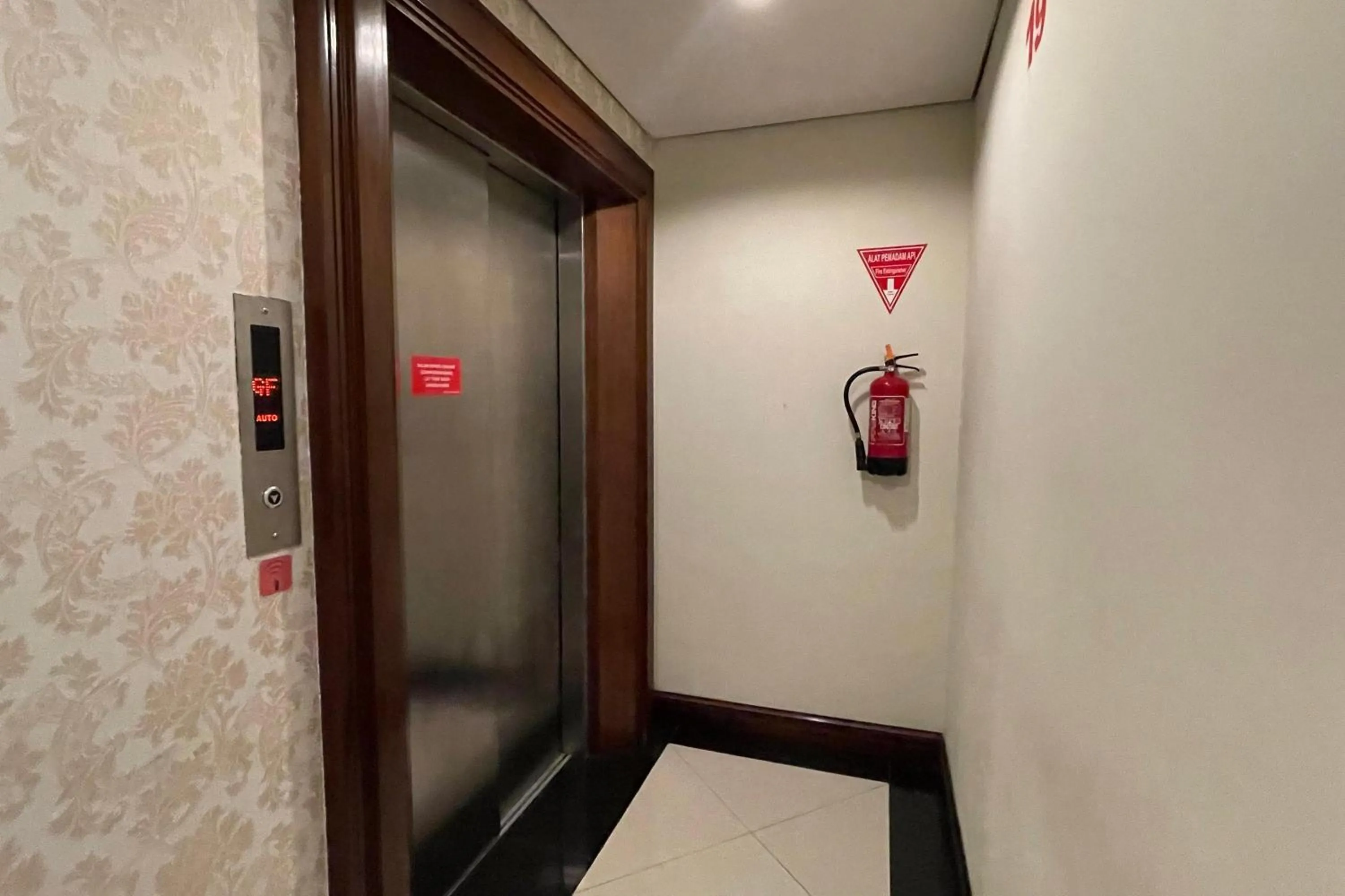 elevator in eL ROYALE by Farizi Rooms