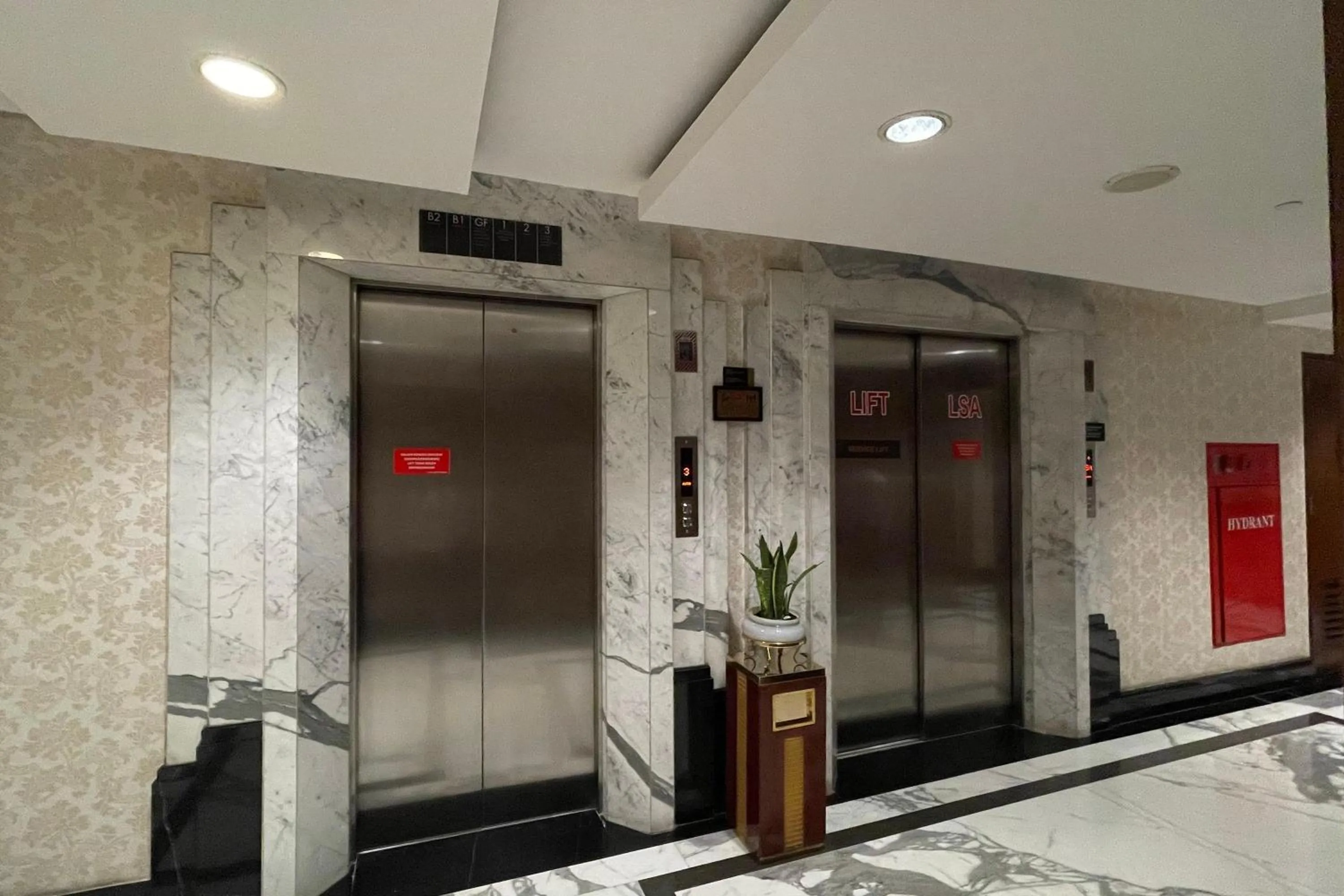 elevator in eL ROYALE by Farizi Rooms