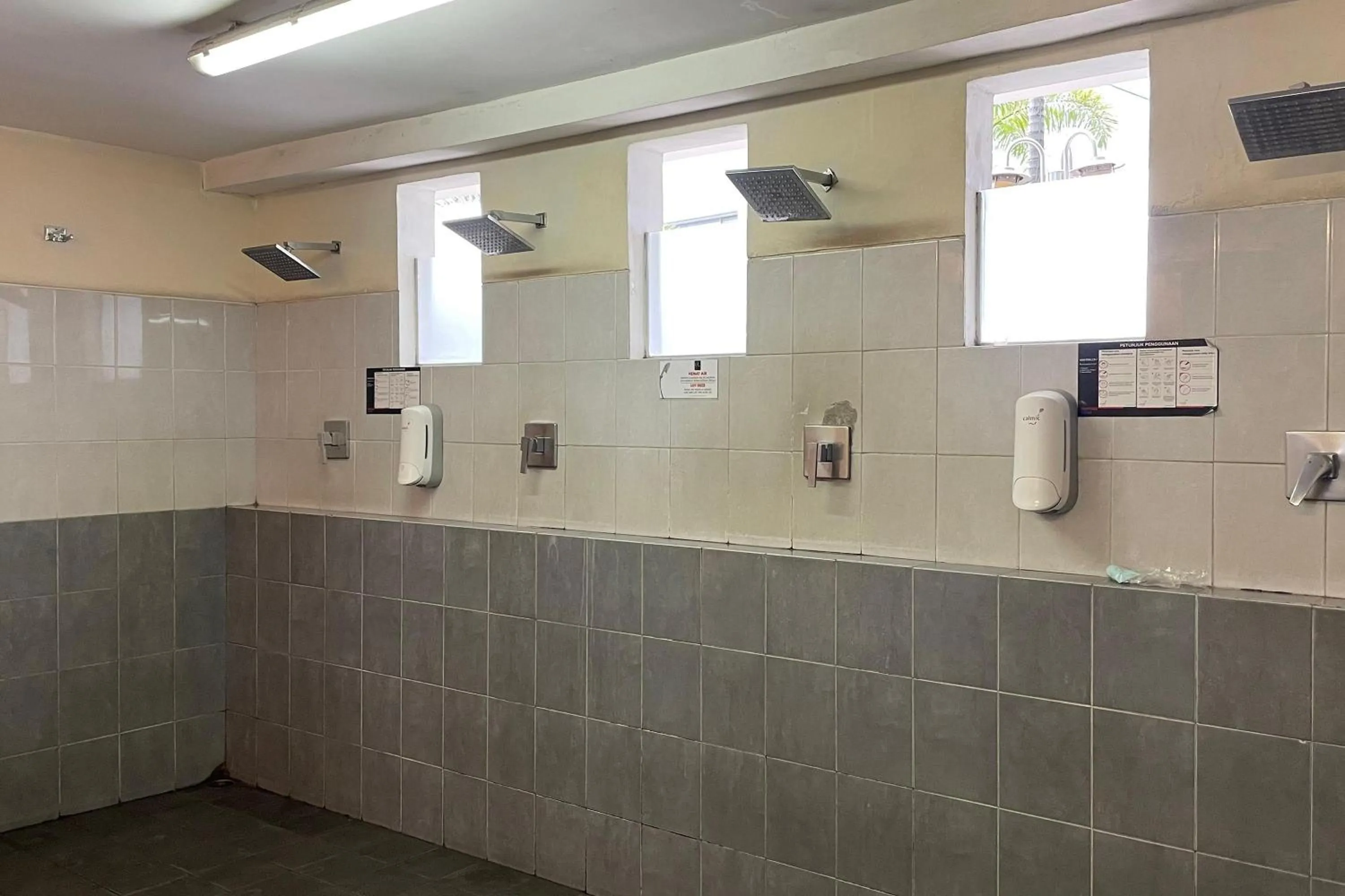 Bathroom in eL ROYALE by Farizi Rooms