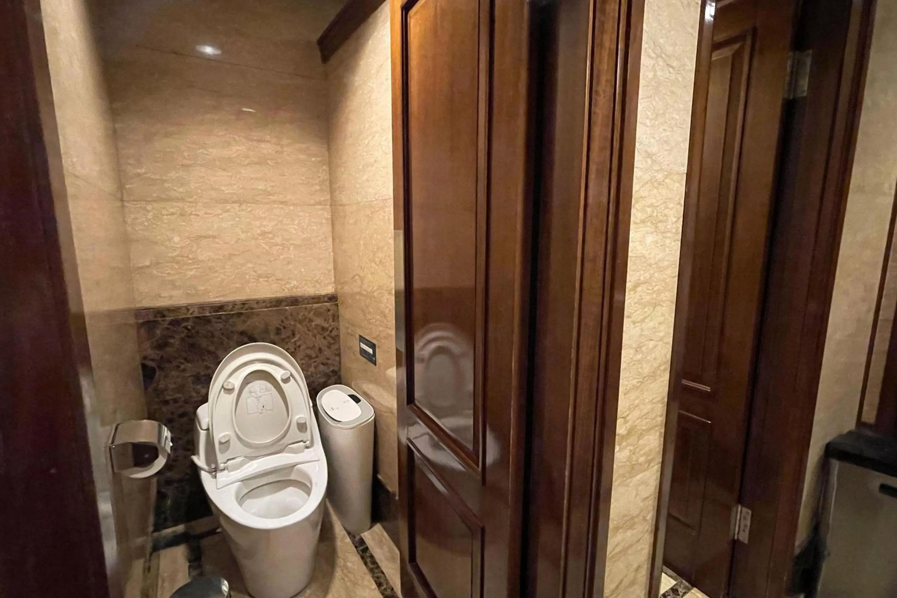 Area and facilities in eL ROYALE by Farizi Rooms