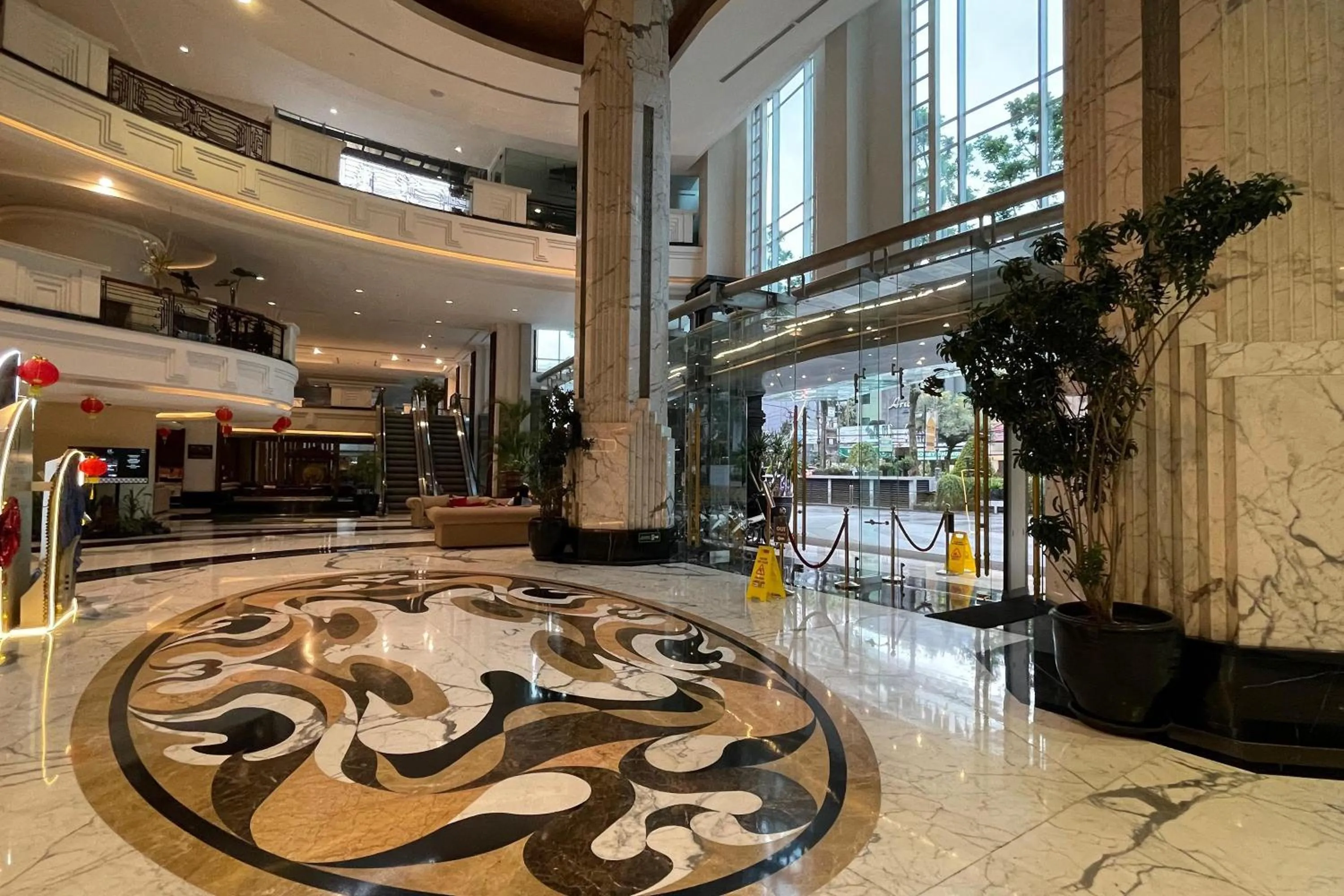 Lobby or reception in eL ROYALE by Farizi Rooms