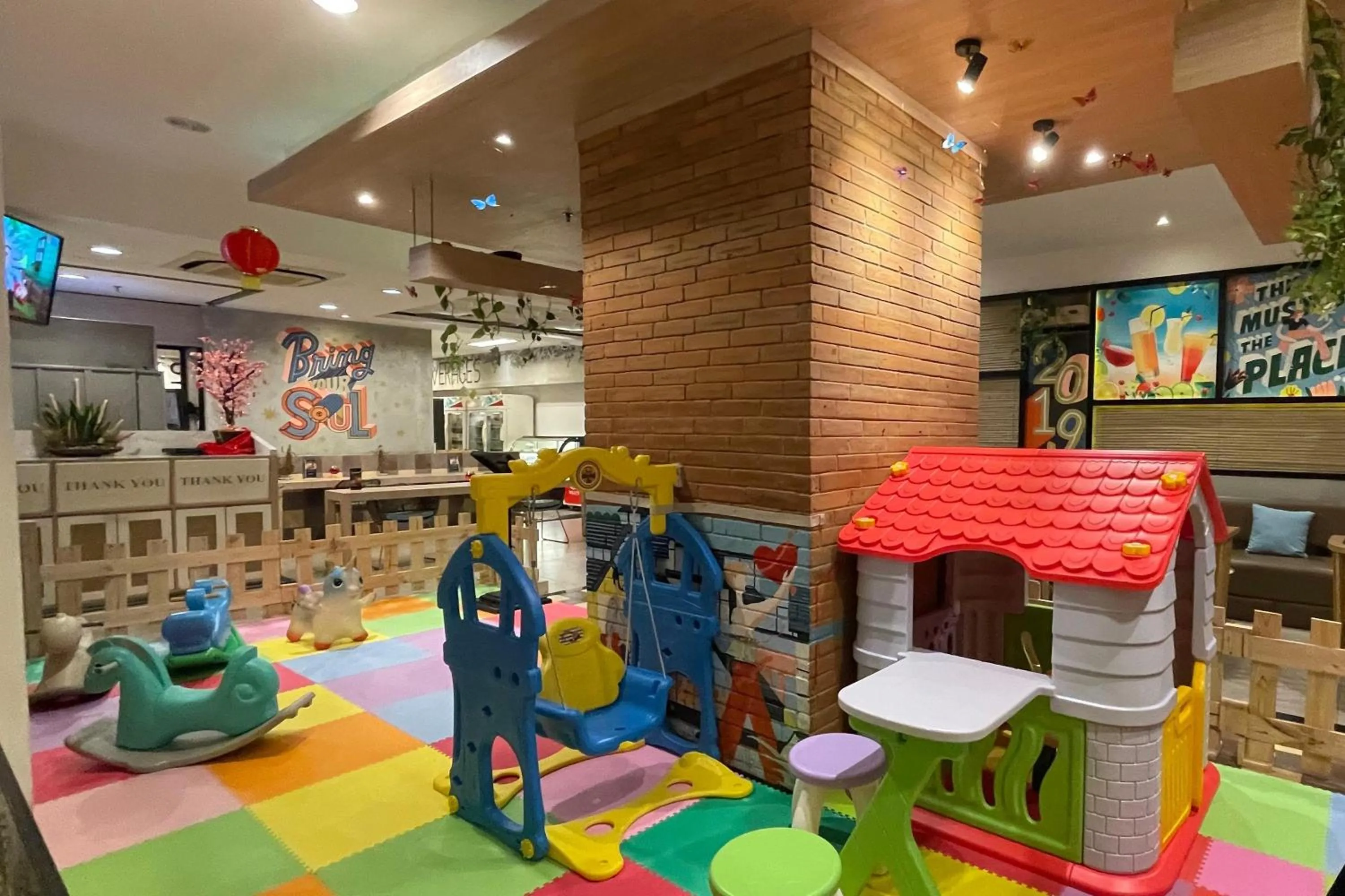 Area and facilities in eL ROYALE by Farizi Rooms