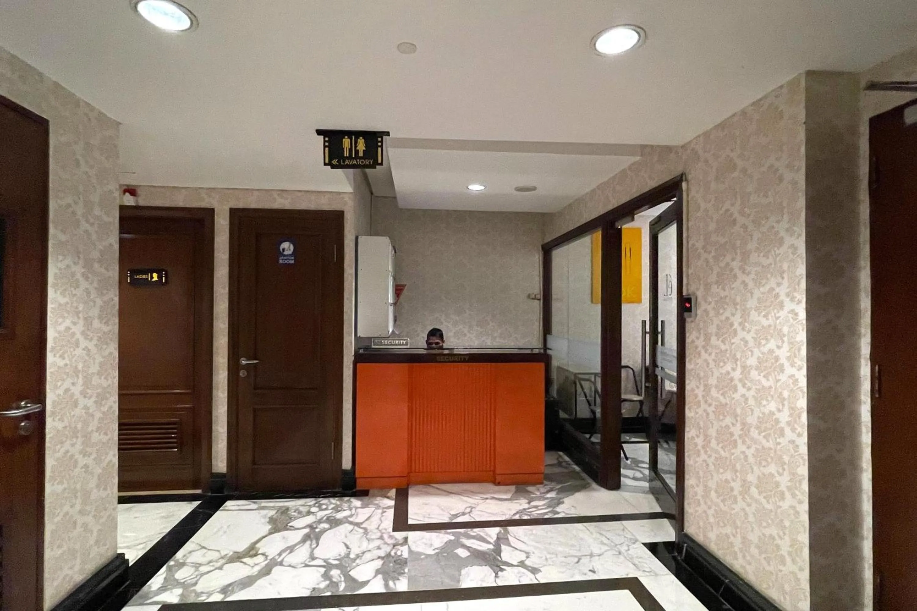 Area and facilities in eL ROYALE by Farizi Rooms