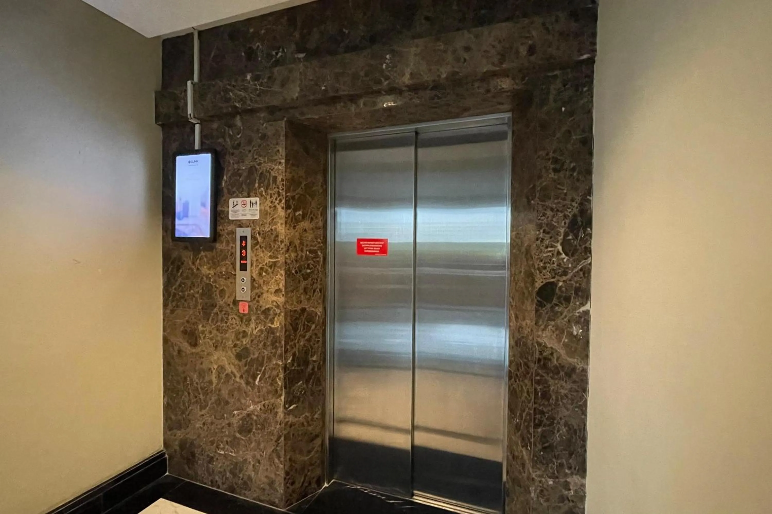 elevator in eL ROYALE by Farizi Rooms