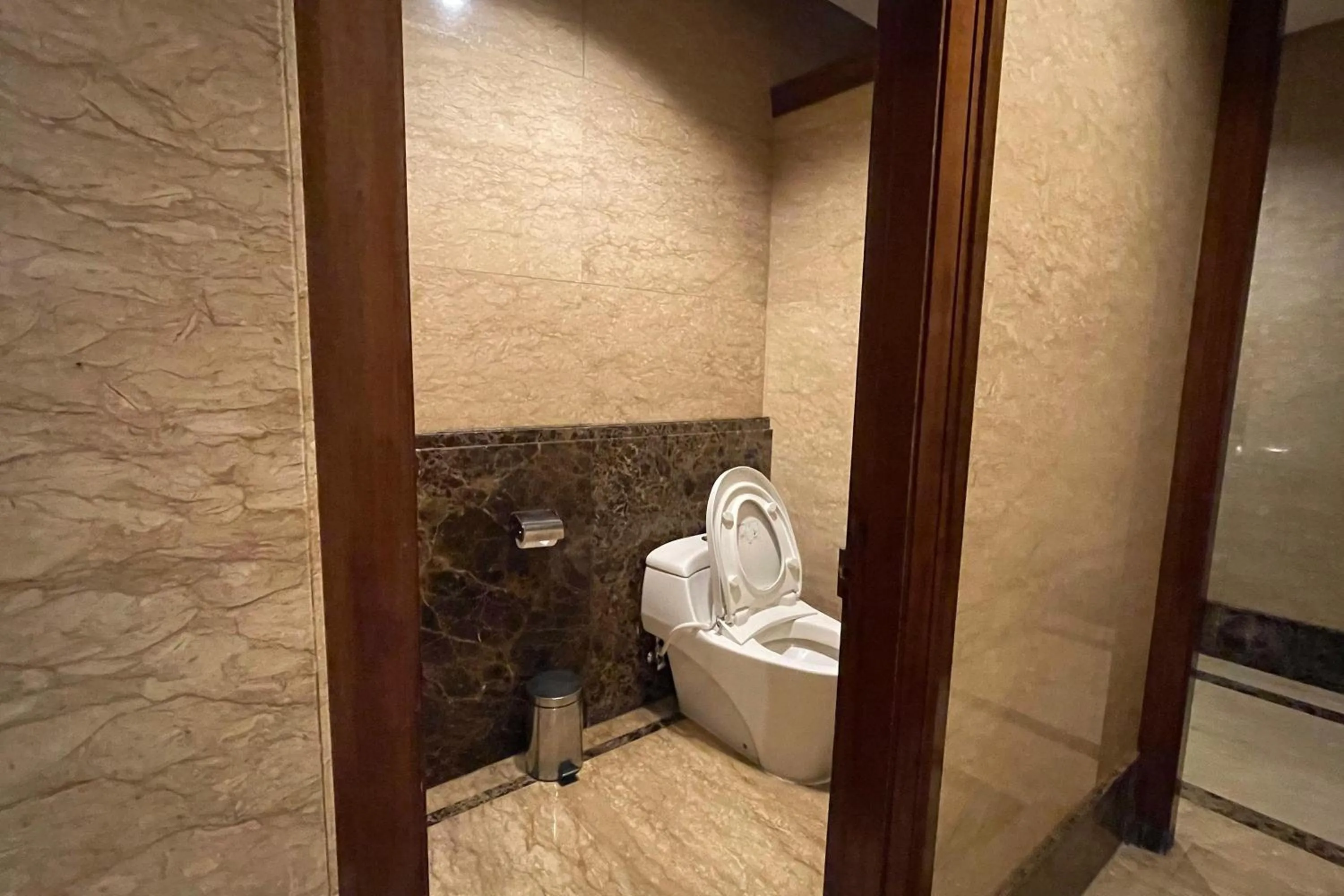 Bathroom in eL ROYALE by Farizi Rooms