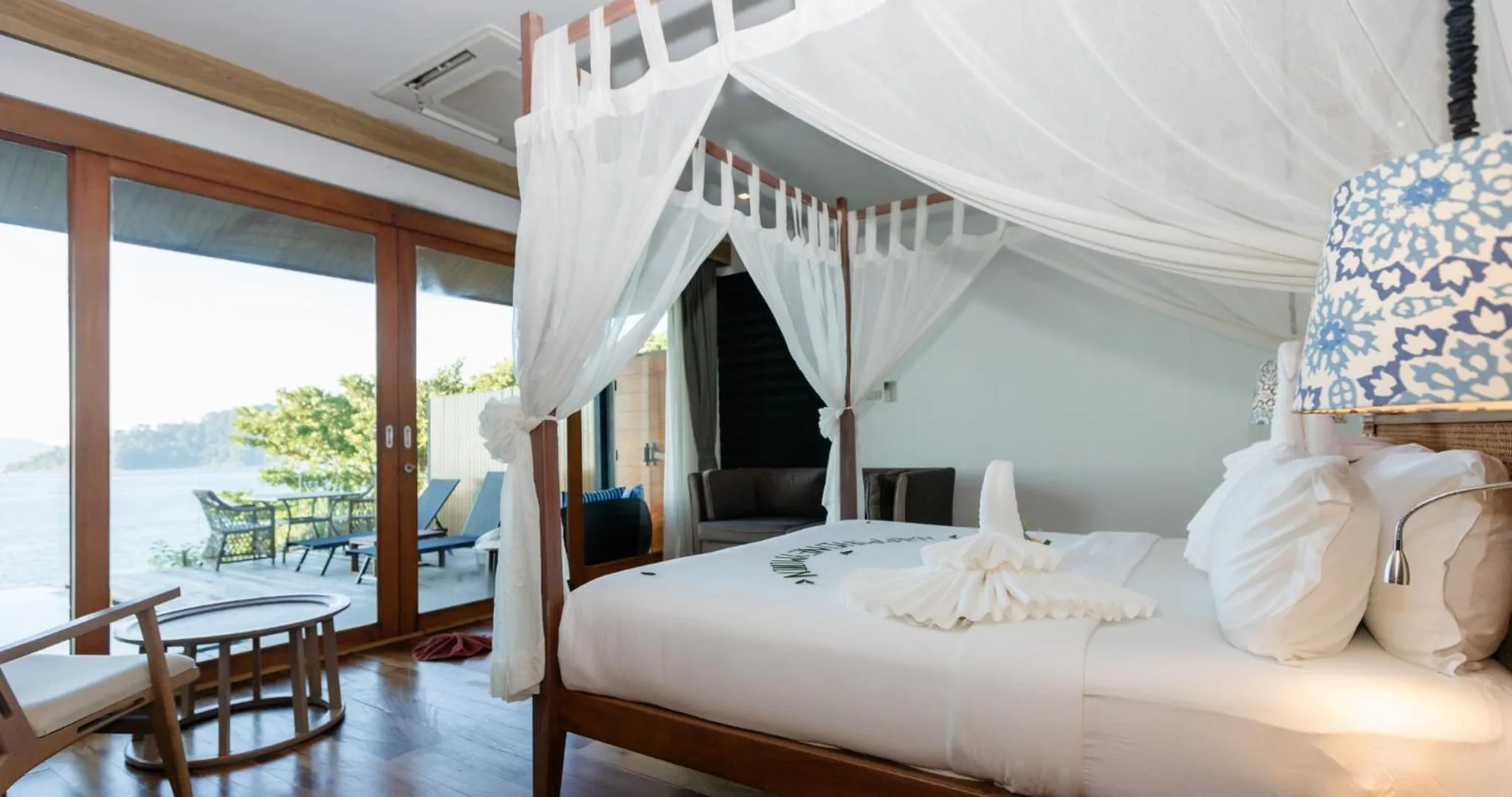 Seating area, Bed in The Cliff Lipe