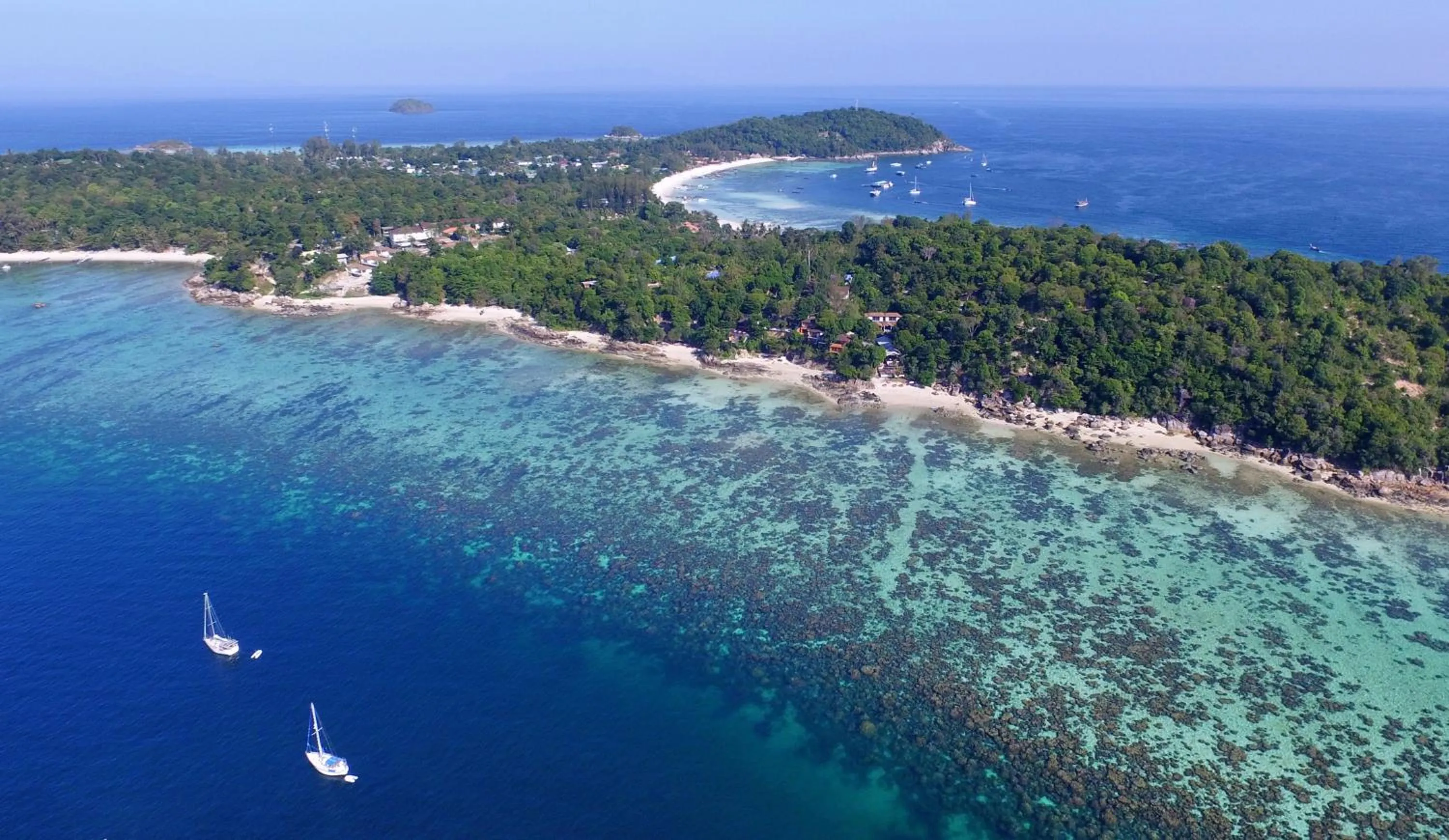 Swimming pool in The Cliff Lipe