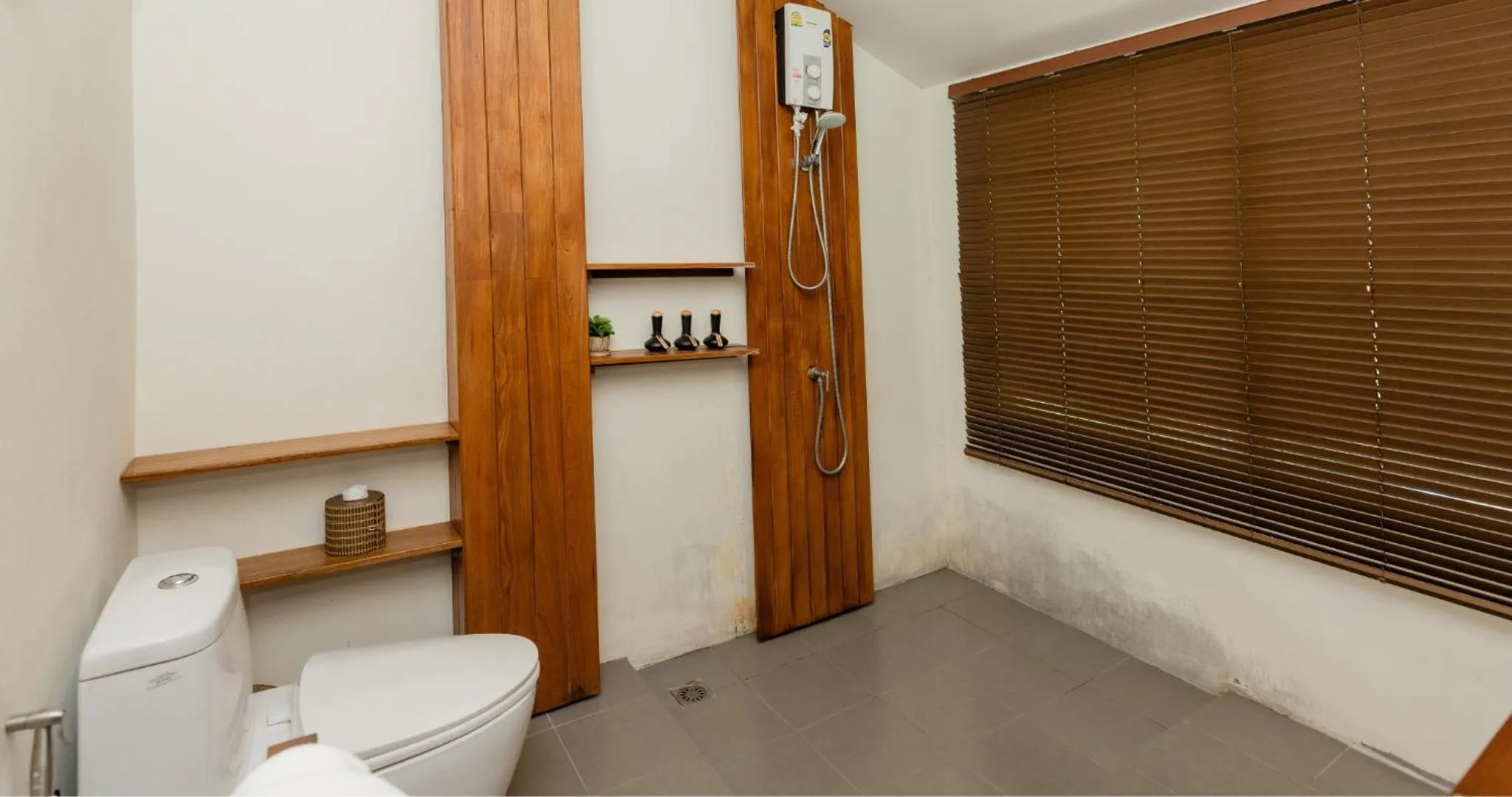 Toilet in The Cliff Lipe