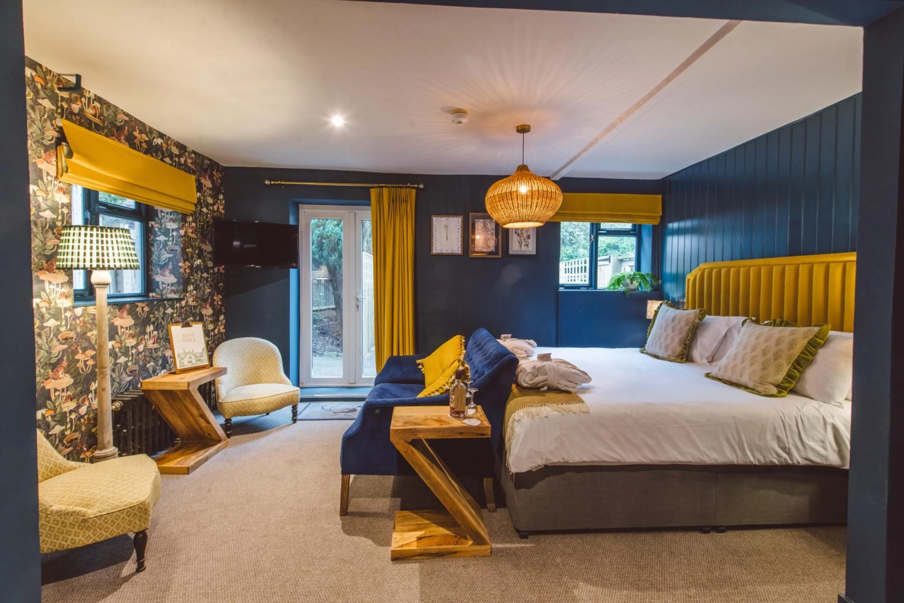 Bedroom, Bed in Bel And The Dragon-Churt