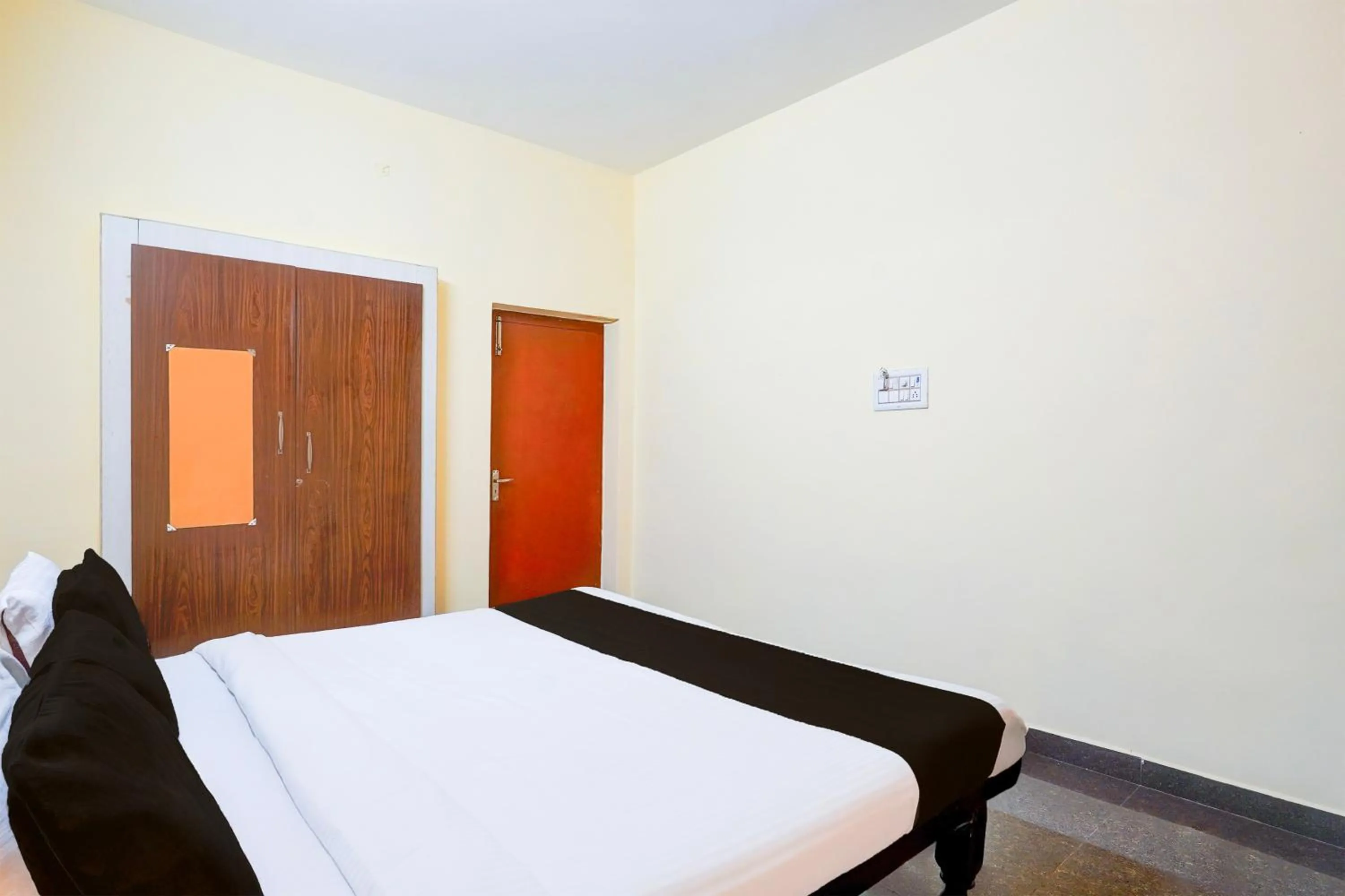 Bedroom, Bed in Super Hotel O Poigai Near Airport