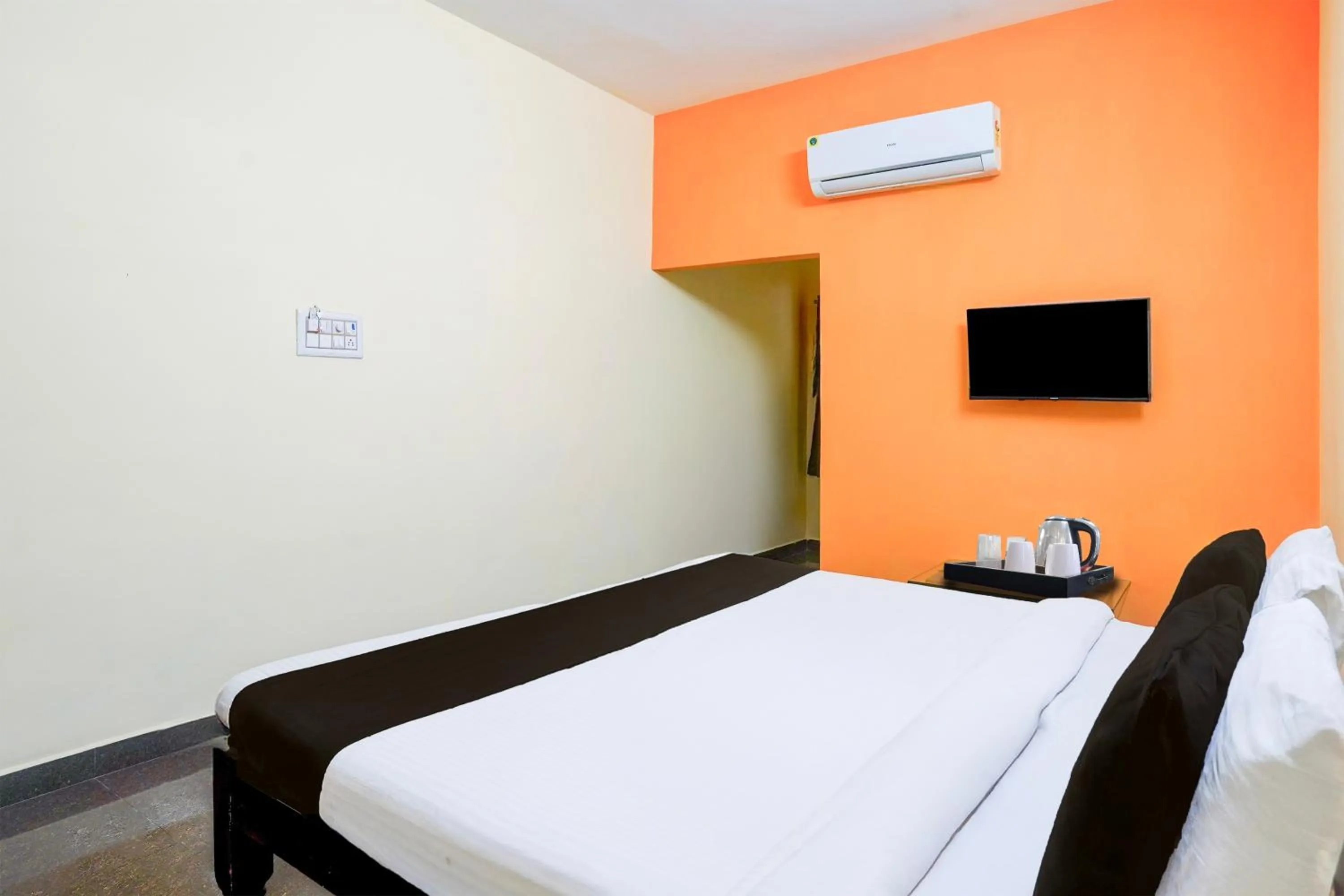 Bedroom in Super Hotel O Poigai Near Airport