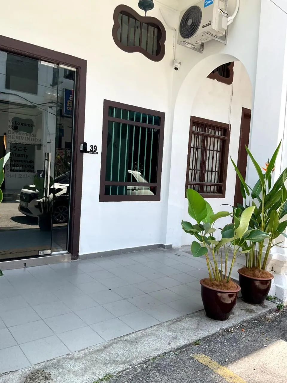 Facade/entrance in 39 Love Lane - Smart Intelligent Inn Georgetown