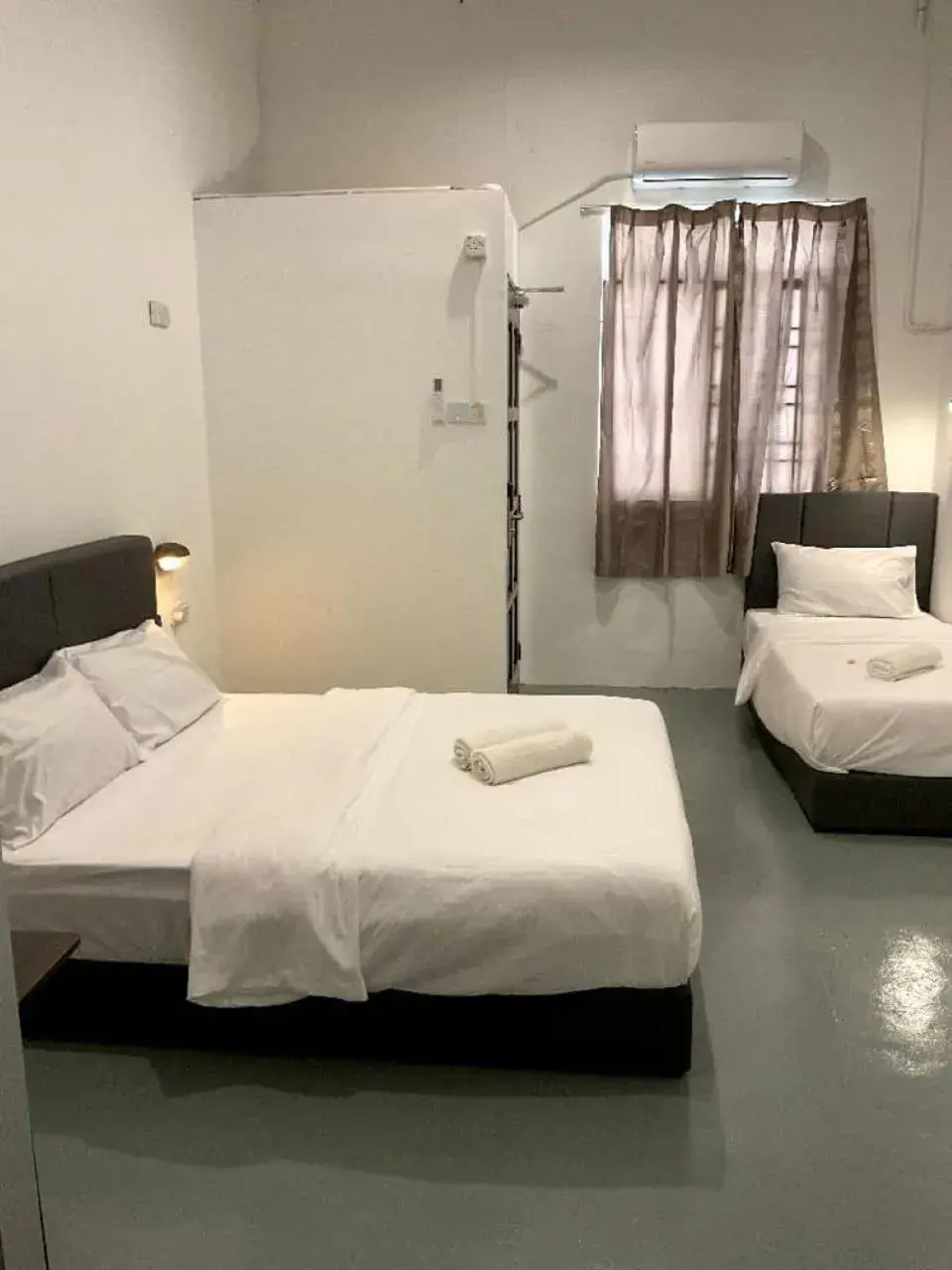 Triple Room with Private Bathroom in 39 Love Lane - Smart Intelligent Inn Georgetown Triple Room with Private Bathroom in 39 Love Lane - Smart Intelligent Inn Georgetown