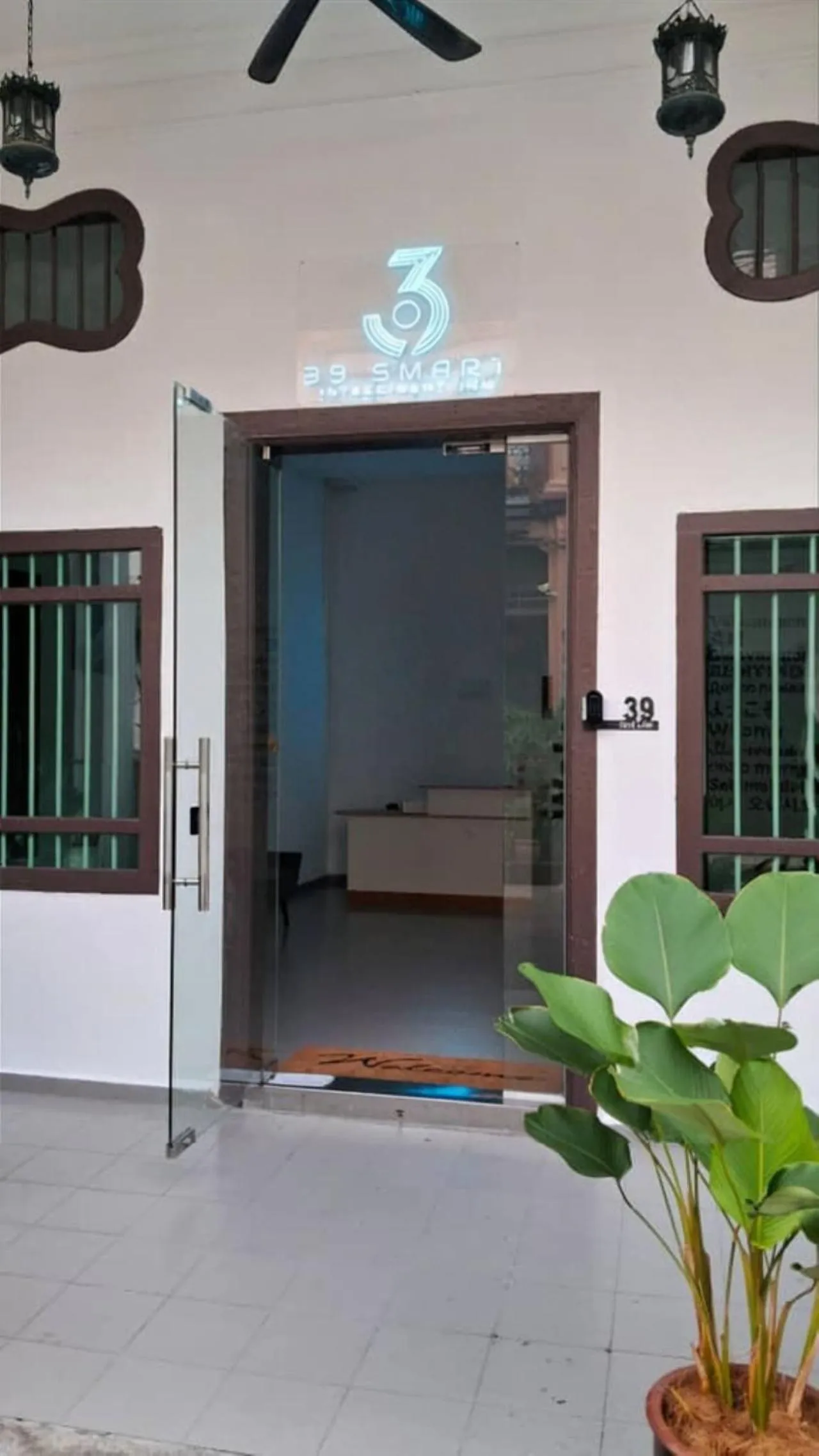 Facade/entrance in 39 Love Lane - Smart Intelligent Inn Georgetown