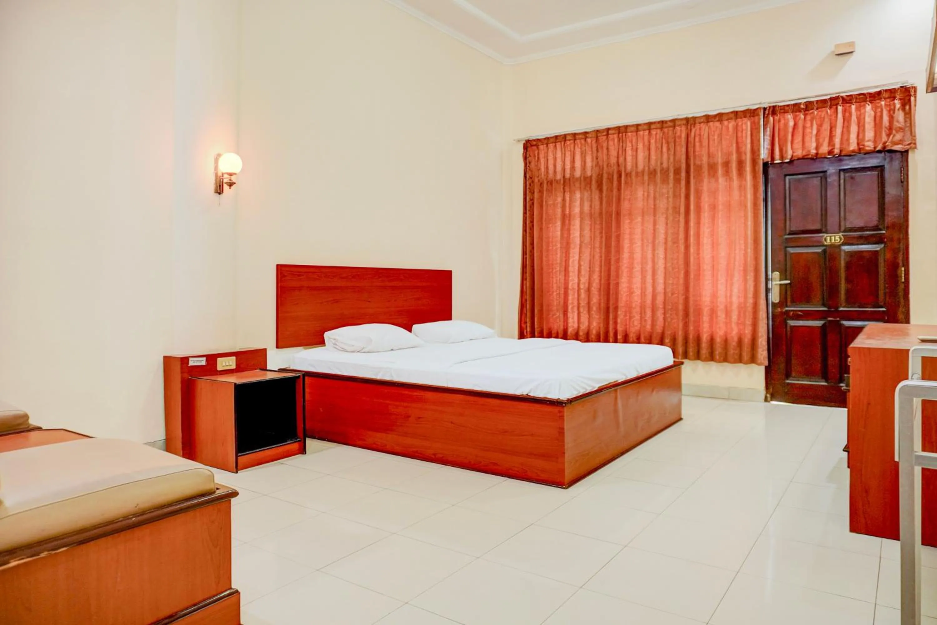 Bedroom in Collection O Pekalongan Near Pasar Batik Setono Formerly Hotel Jayadipa