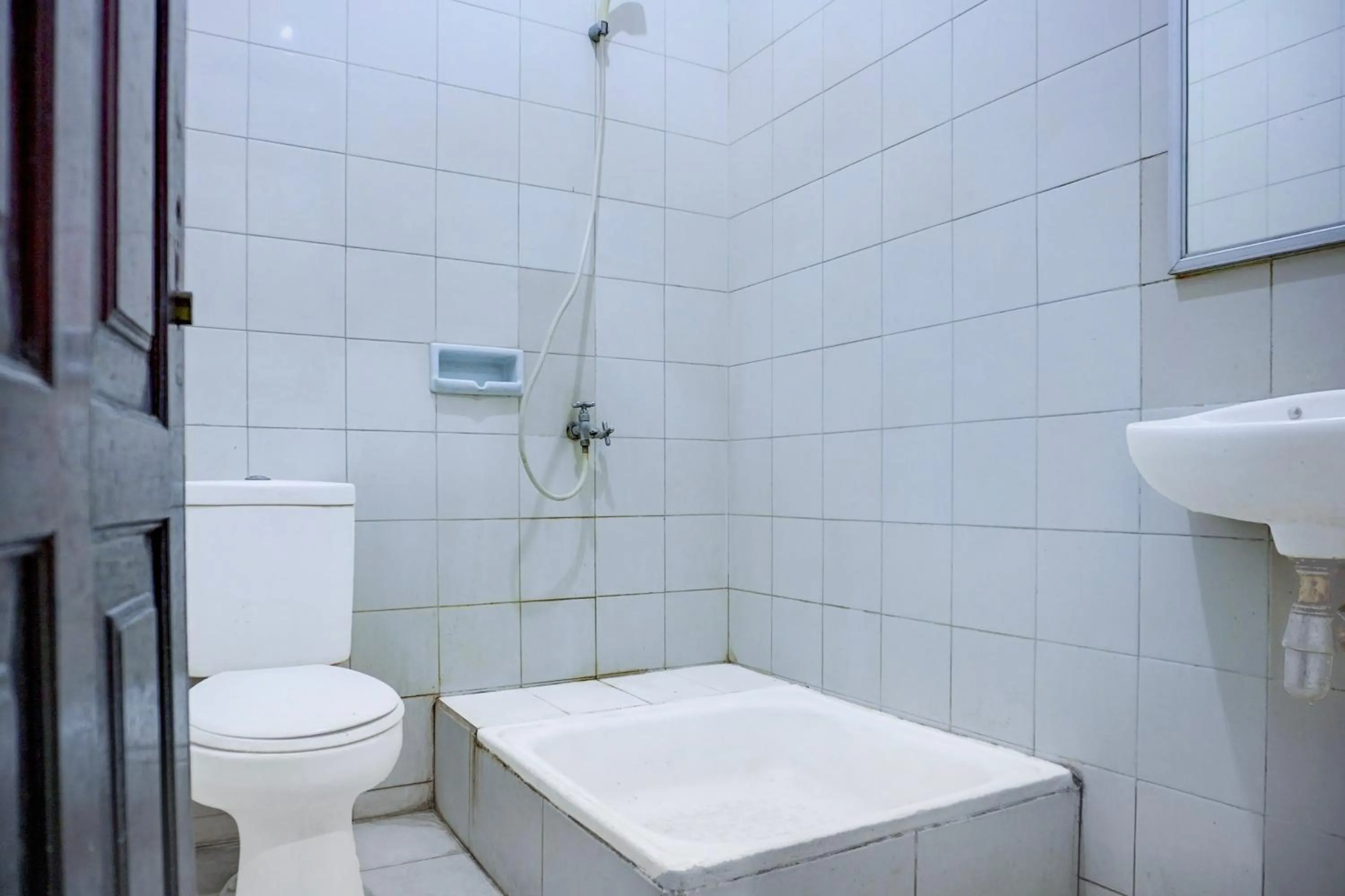 Bathroom in Collection O Pekalongan Near Pasar Batik Setono Formerly Hotel Jayadipa