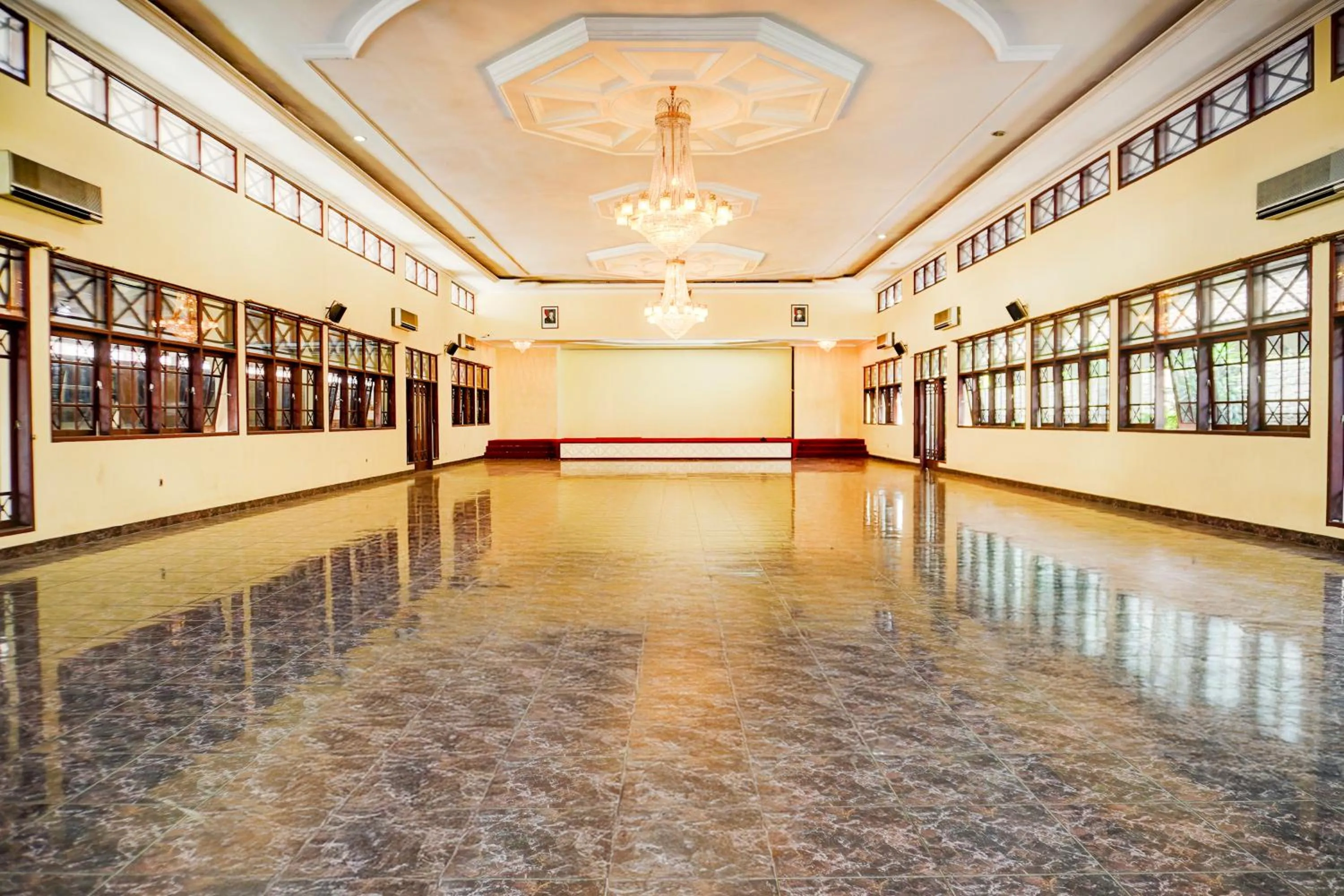 Lobby or reception in Collection O Pekalongan Near Pasar Batik Setono Formerly Hotel Jayadipa