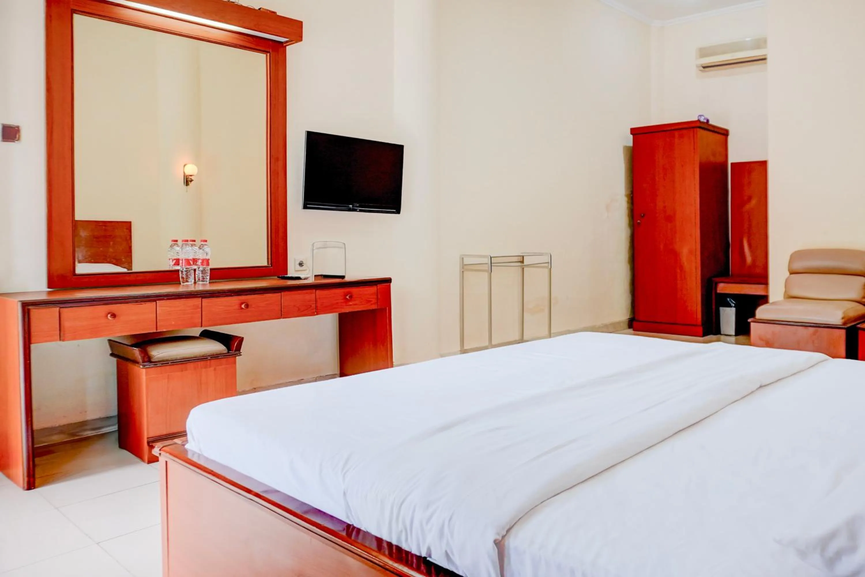 Bedroom in Collection O Pekalongan Near Pasar Batik Setono Formerly Hotel Jayadipa