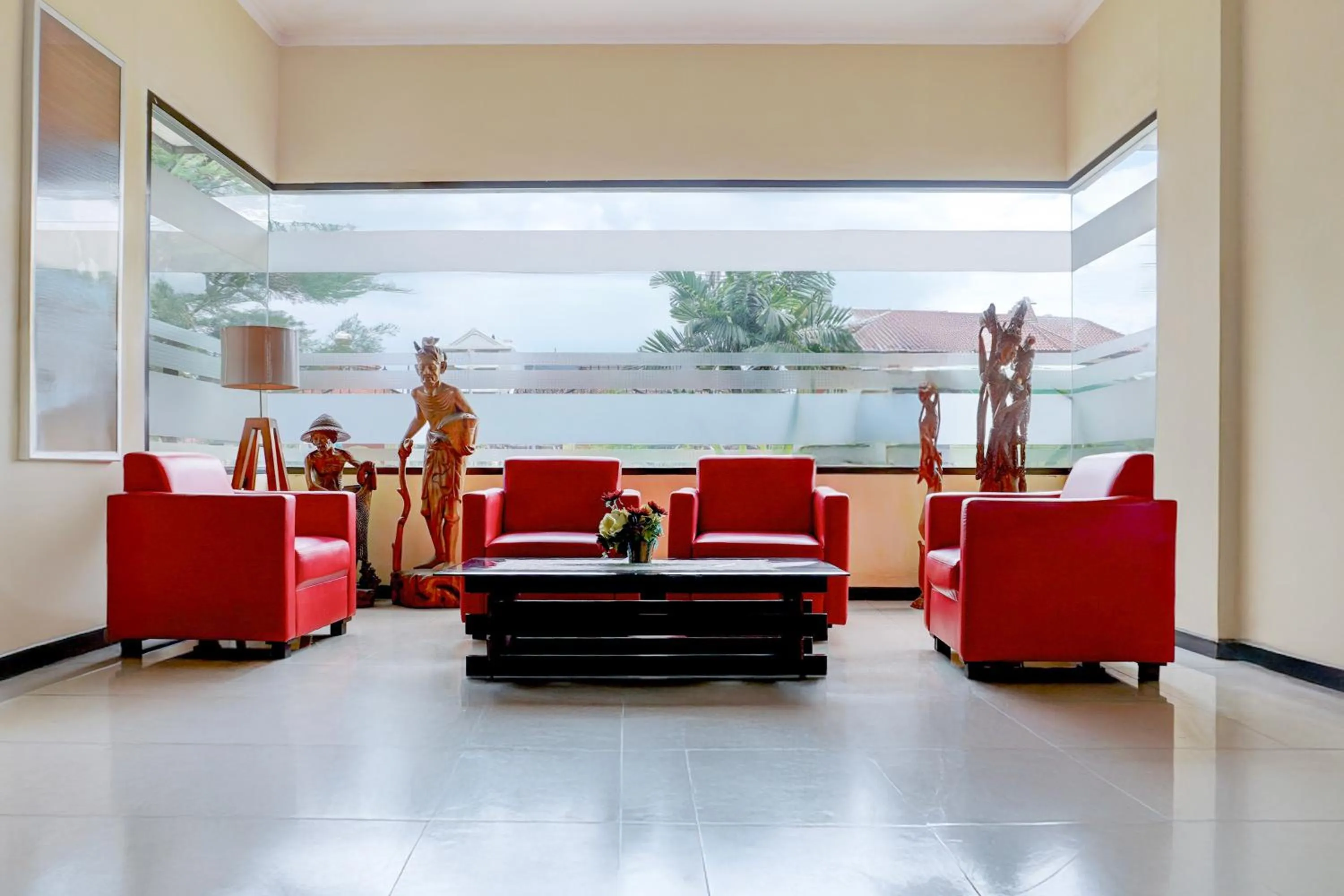 Seating area in Collection O Pekalongan Near Pasar Batik Setono Formerly Hotel Jayadipa