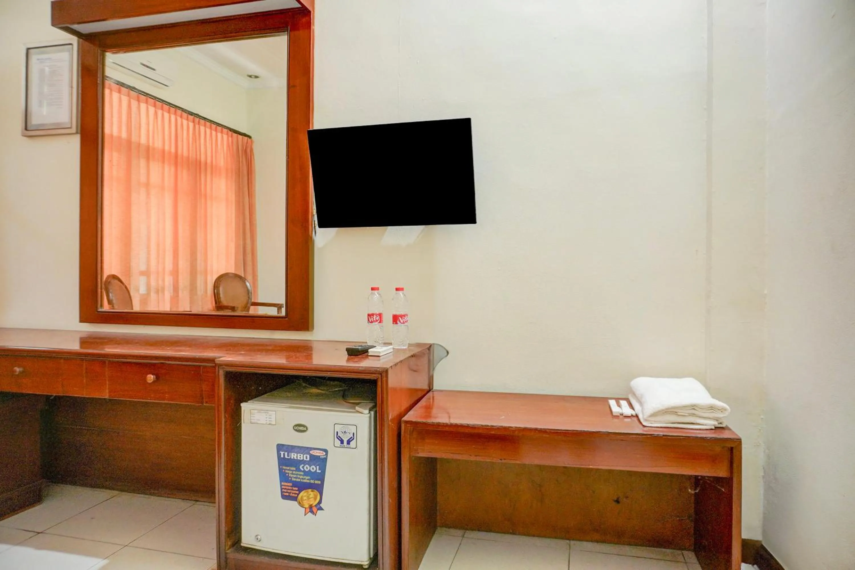 TV and multimedia in Collection O Pekalongan Near Pasar Batik Setono Formerly Hotel Jayadipa