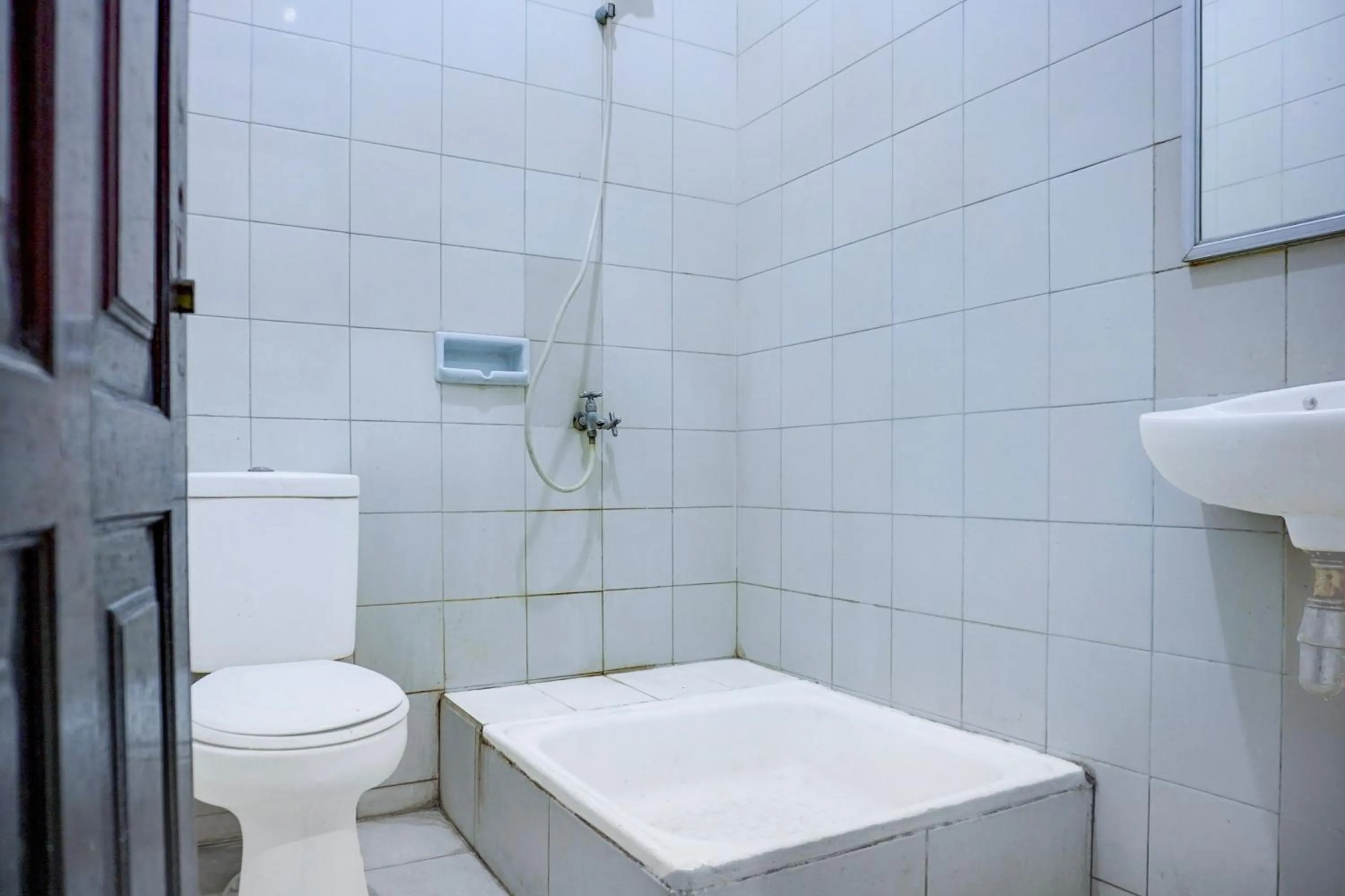 Bathroom in Collection O Pekalongan Near Pasar Batik Setono Formerly Hotel Jayadipa