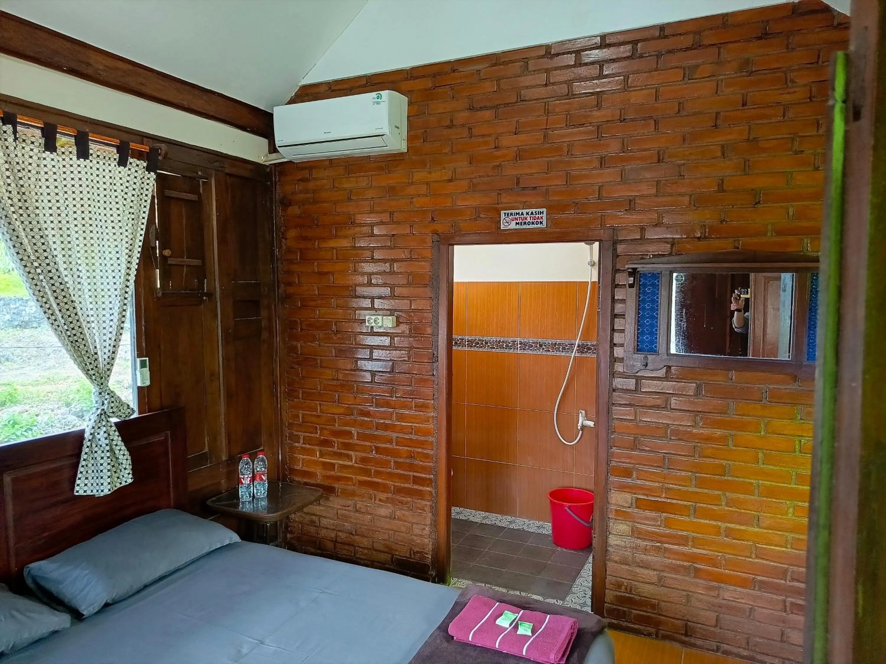 Photo of the whole room in Karlie Inn