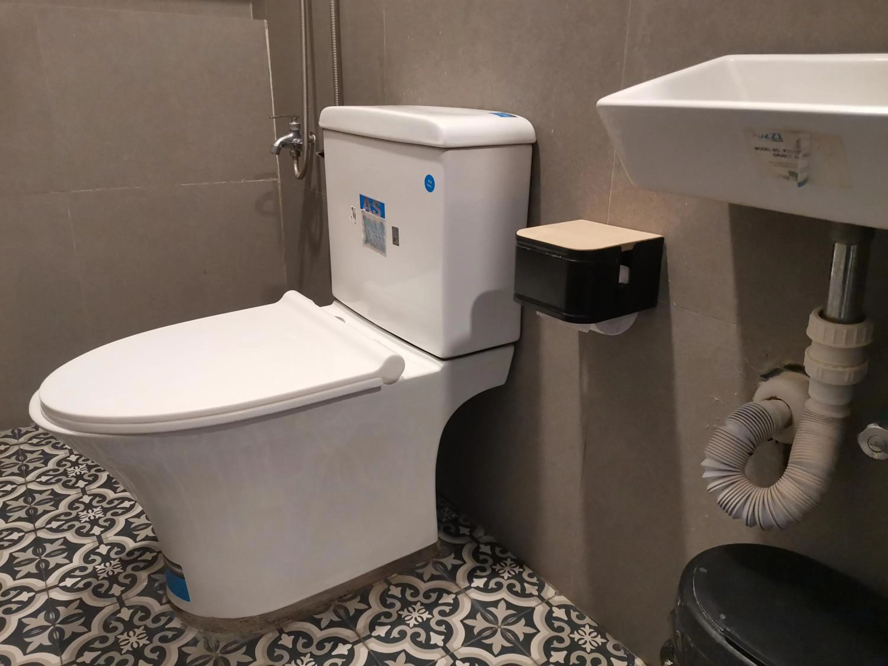 Bathroom in Townhouse Oak Grey Hotel Near Clark International Airport