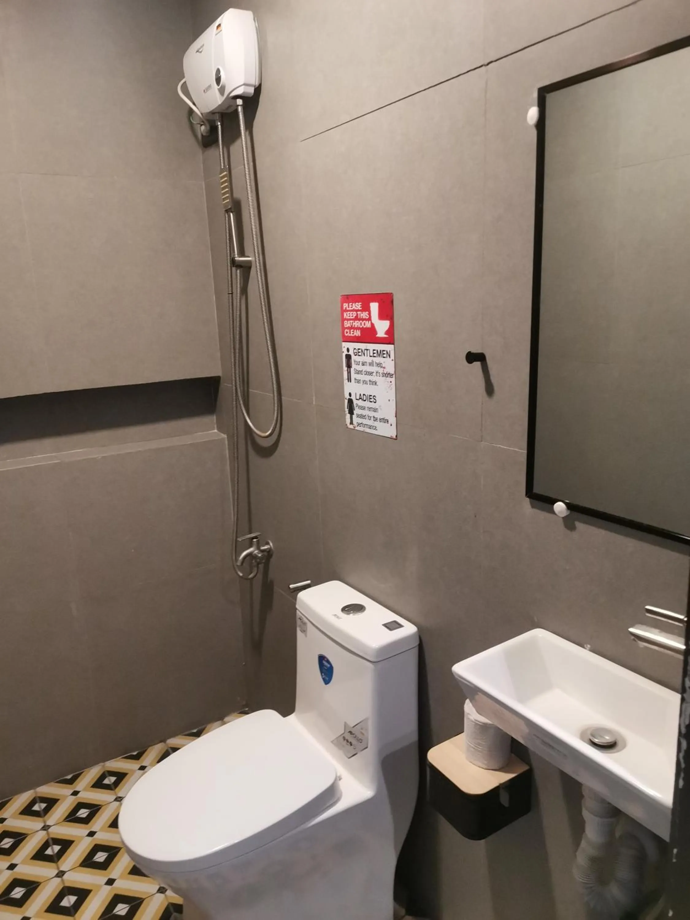 Bathroom in Townhouse Oak Grey Hotel Near Clark International Airport