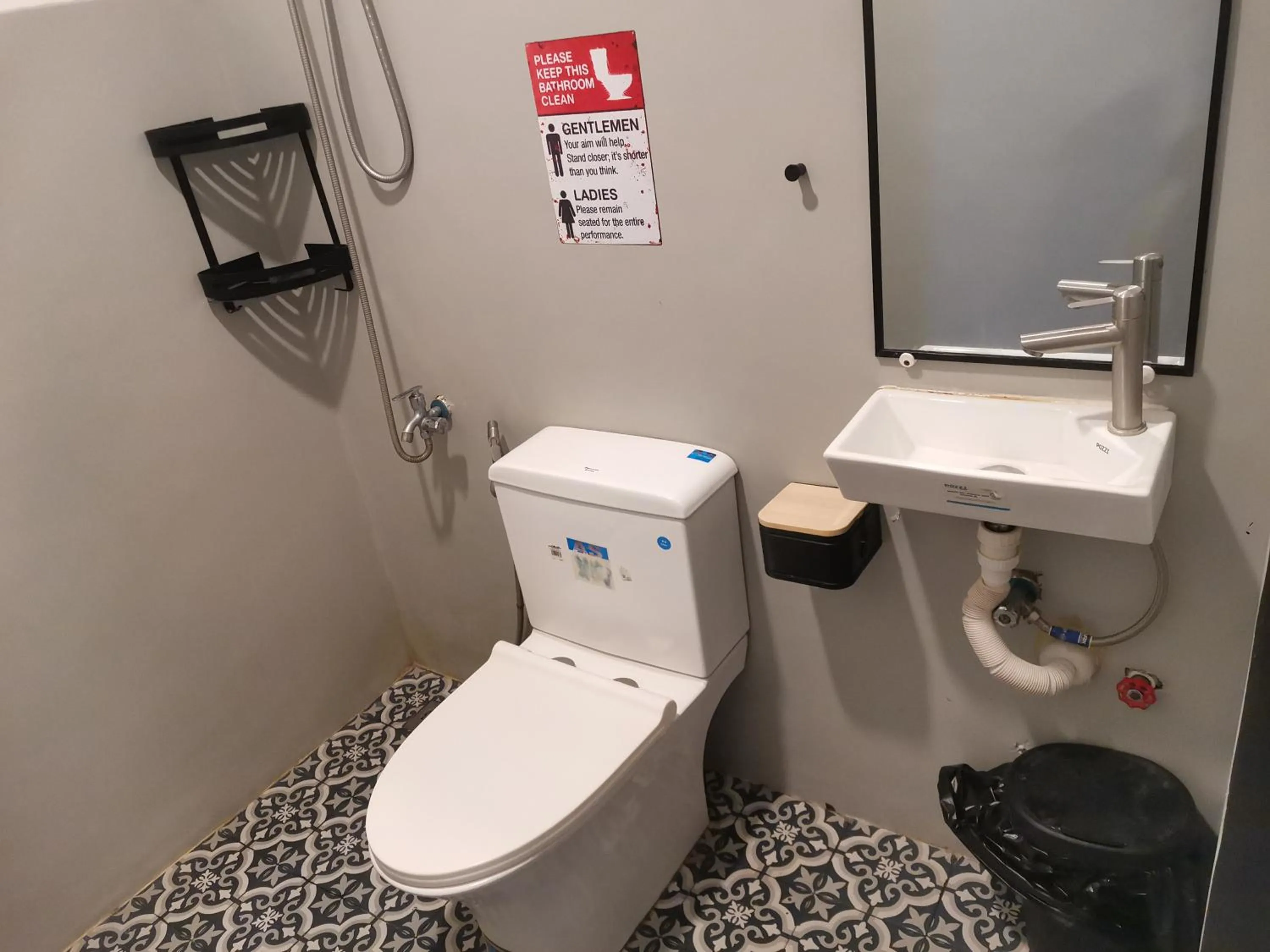 Bathroom in Townhouse Oak Grey Hotel Near Clark International Airport