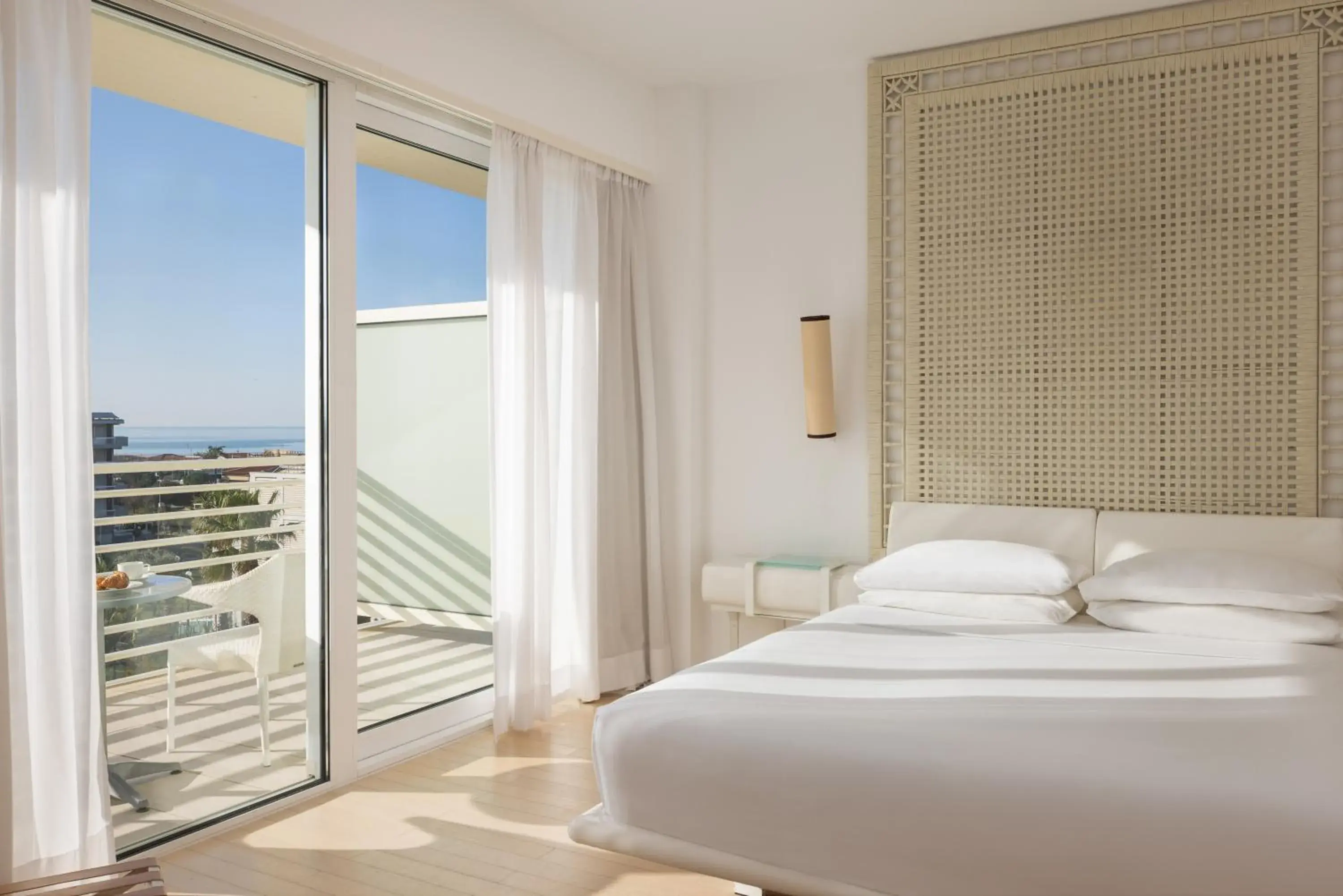 Junior Suite Deluxe with Sofa Bed with Partial Sea View in Versilia Lido | UNA Esperienze Junior Suite Deluxe with Sofa Bed with Partial Sea View in Versilia Lido | UNA Esperienze
