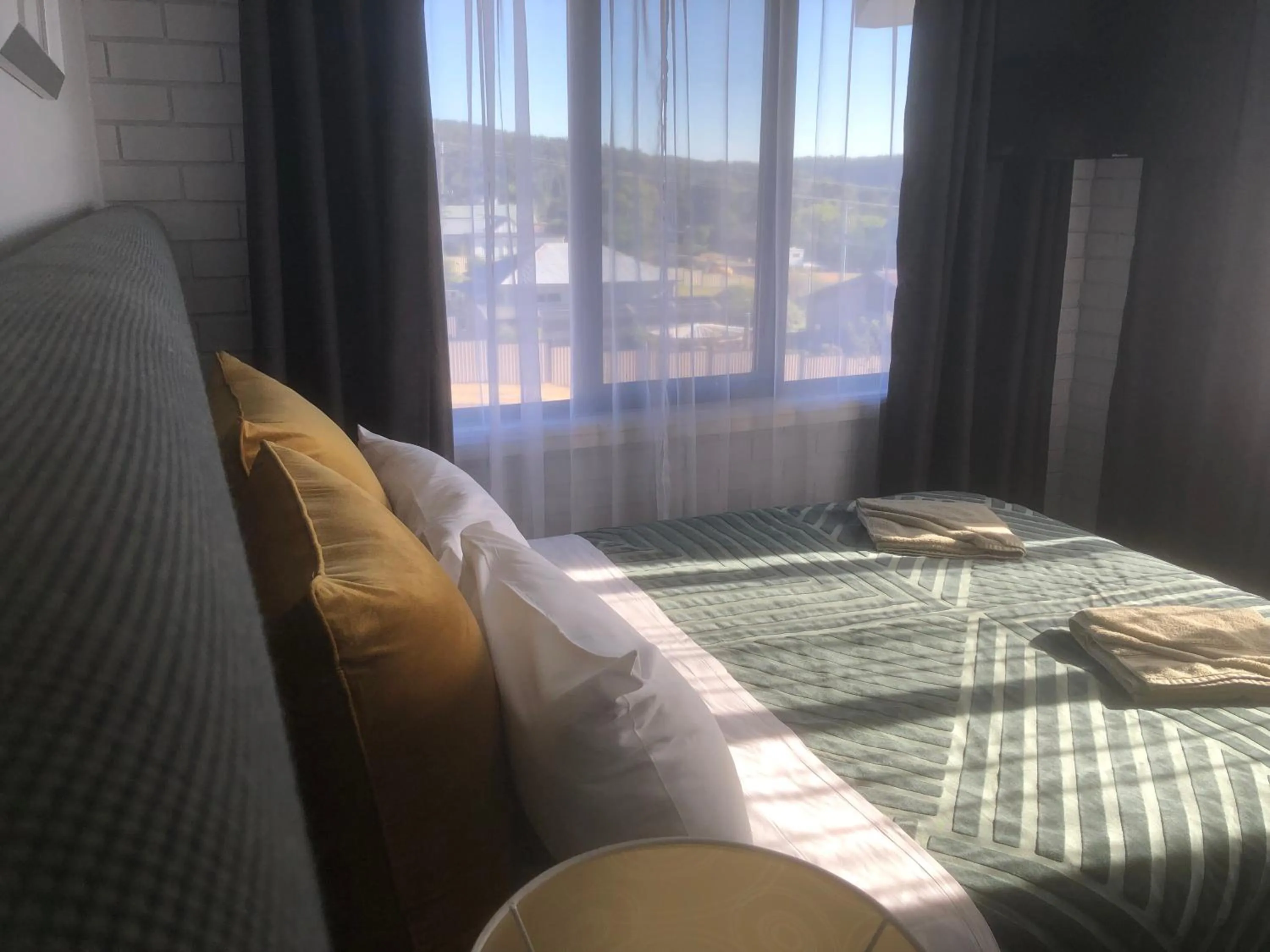 Mountain view, Bed in White Manor Motel