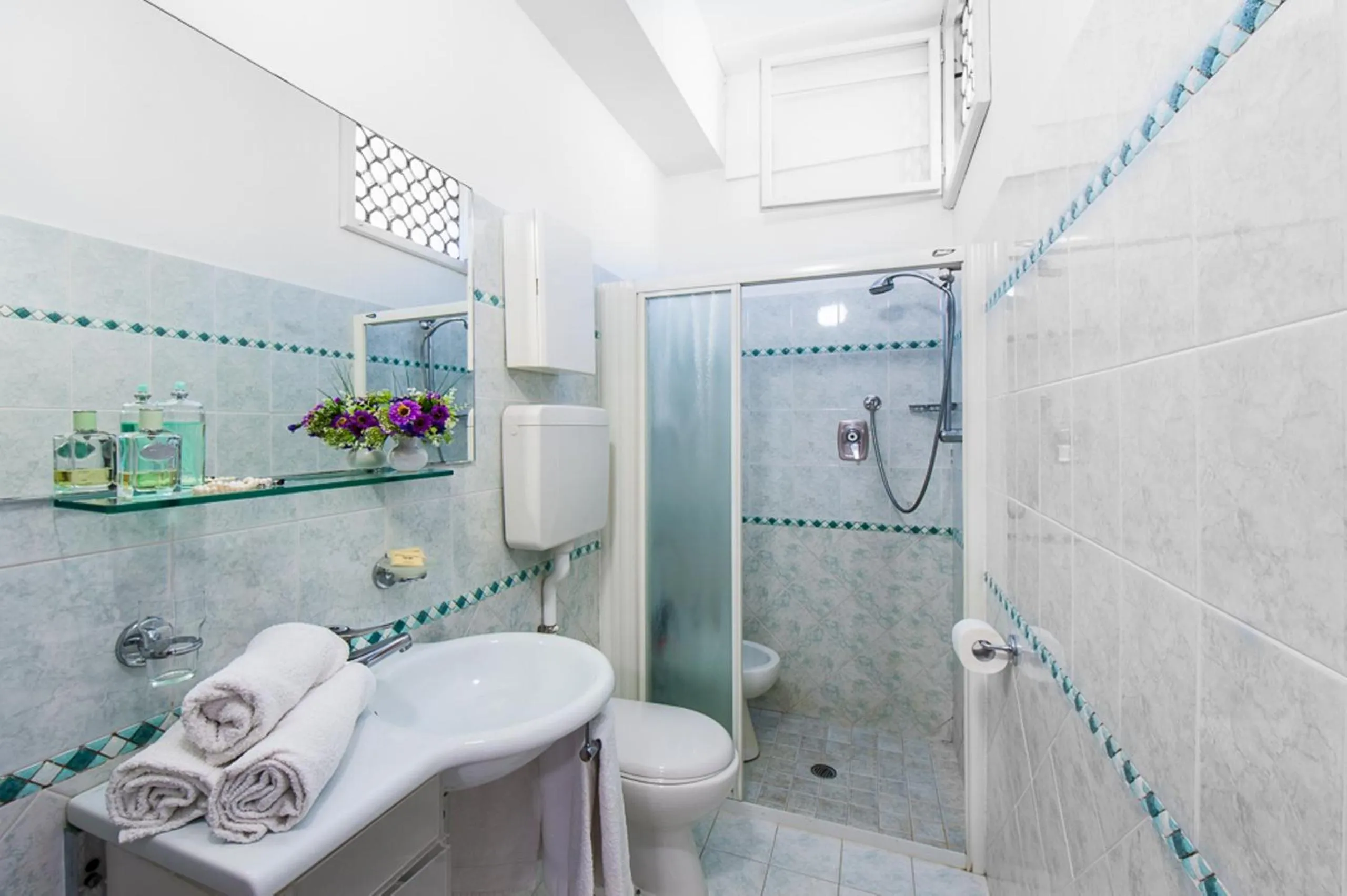 Bathroom in Hotel Cannes