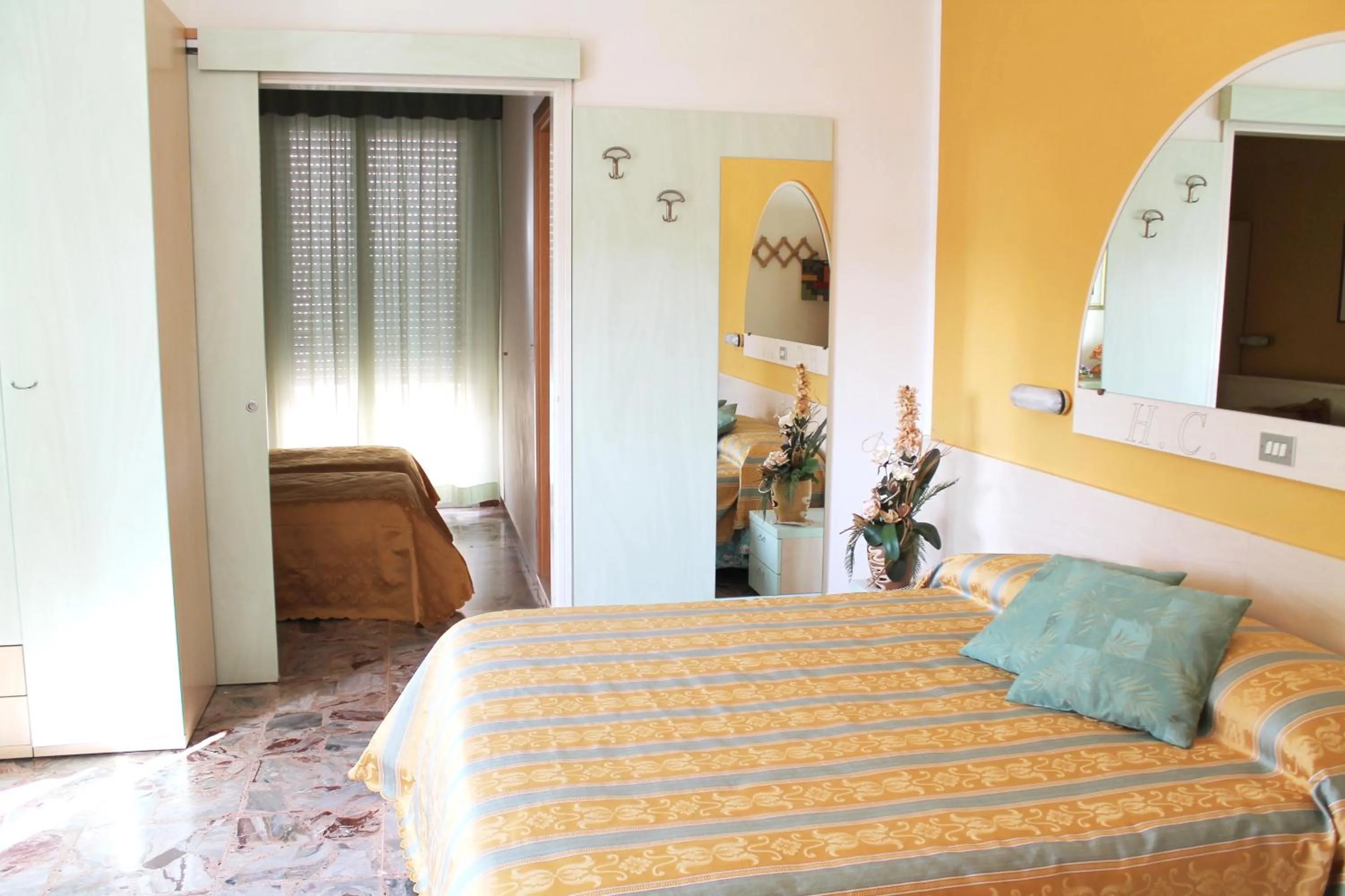 Photo of the whole room, Bed in Hotel Cannes